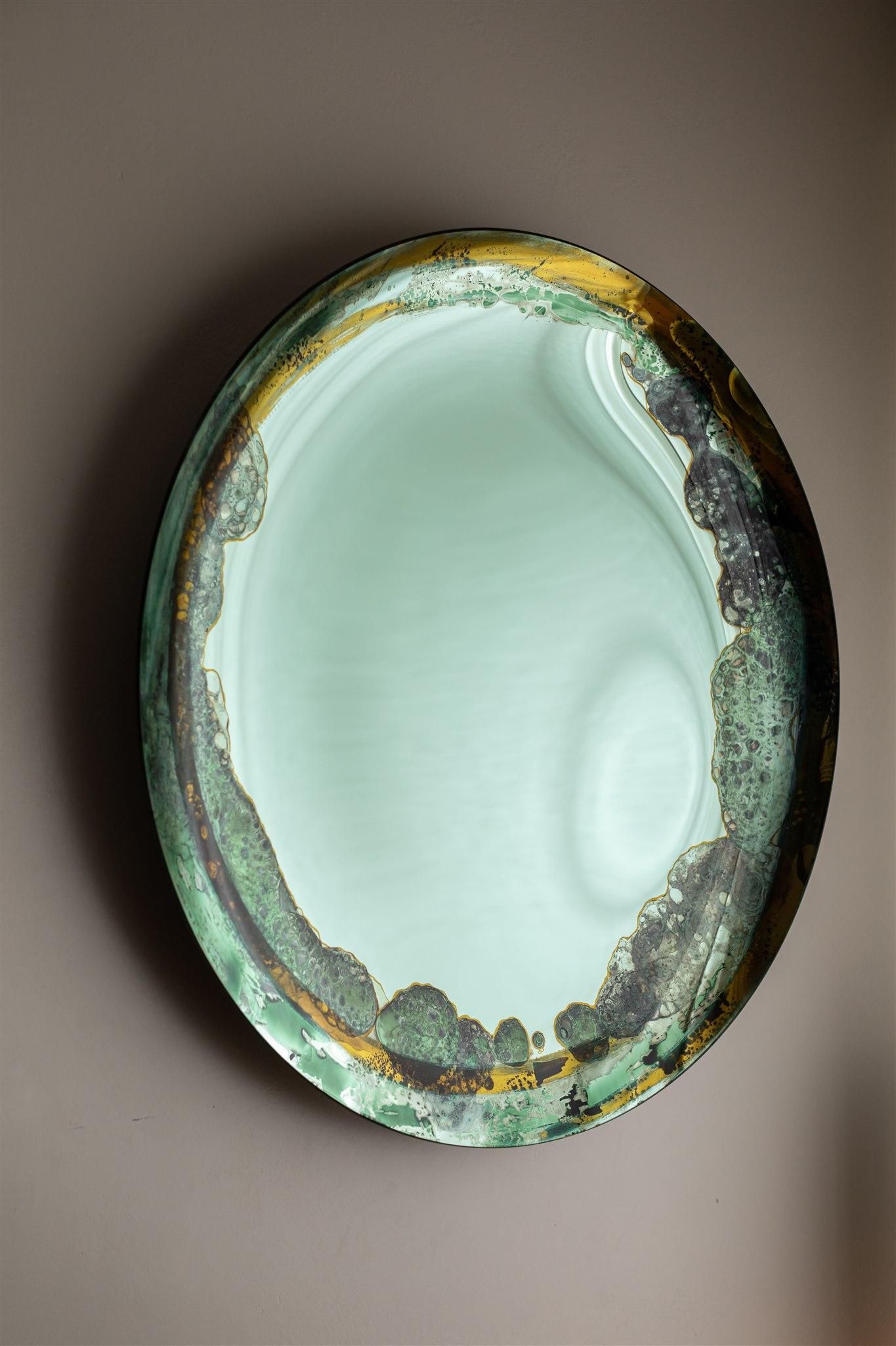 Miroir mural Halo vert par OOM Contemporary Glass
Dimensions : Ø 94,5 cm.
MATERIAL : émaux lustrés à l'or 24k et émaux céramiques sur verre vert, techniques mixtes.

Découvrez la Collection S/One, où l'art du verre rencontre un design innovant.