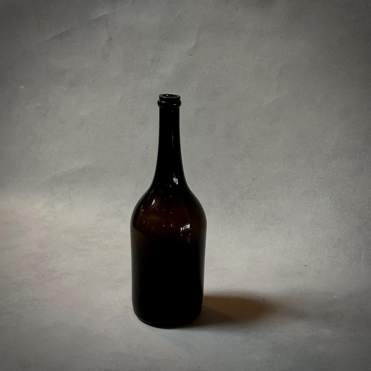 Français Bouteille à vin verte soufflée à la main de la fin du XIXe siècle, France en vente
