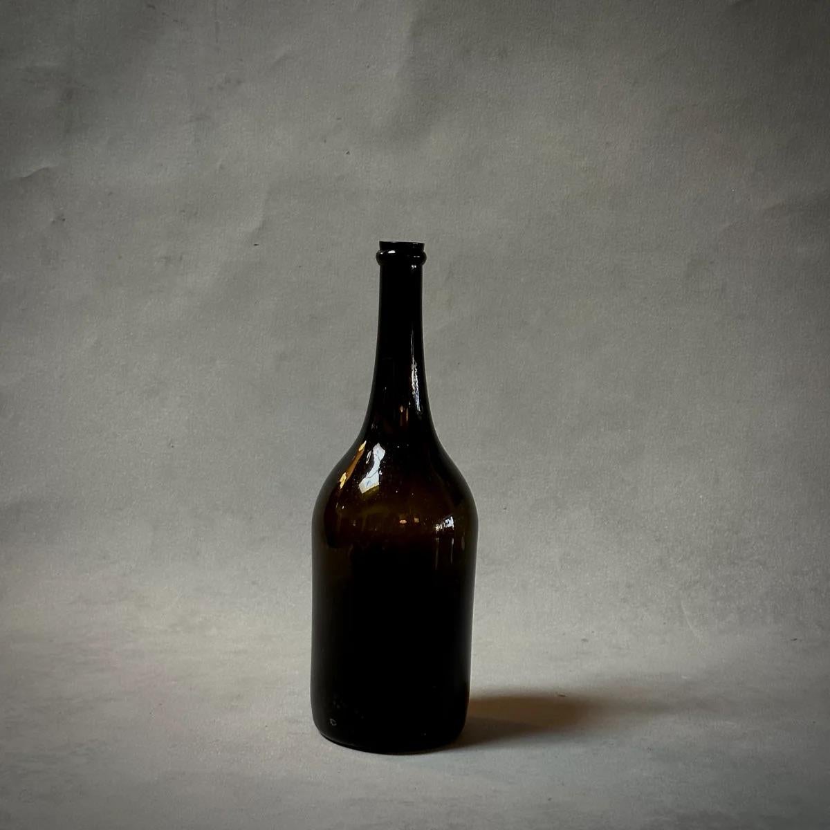 Bouteille à vin verte soufflée à la main de la fin du XIXe siècle, France Bon état - En vente à Los Angeles, CA
