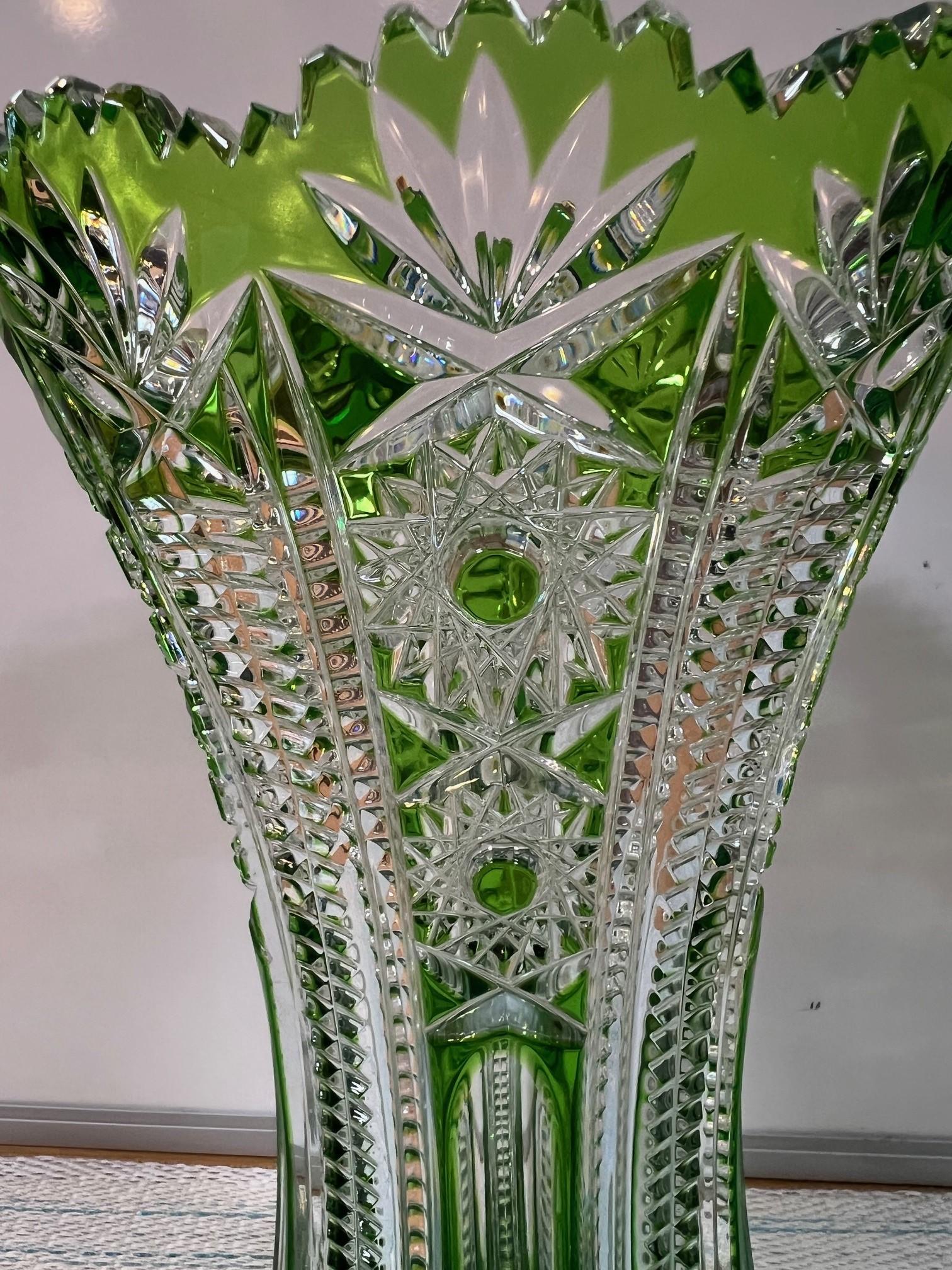 Vase en cristal de plomb vert taillé à la main par Caesar Crystal Bohemiae Co. République tchèque en vente 4