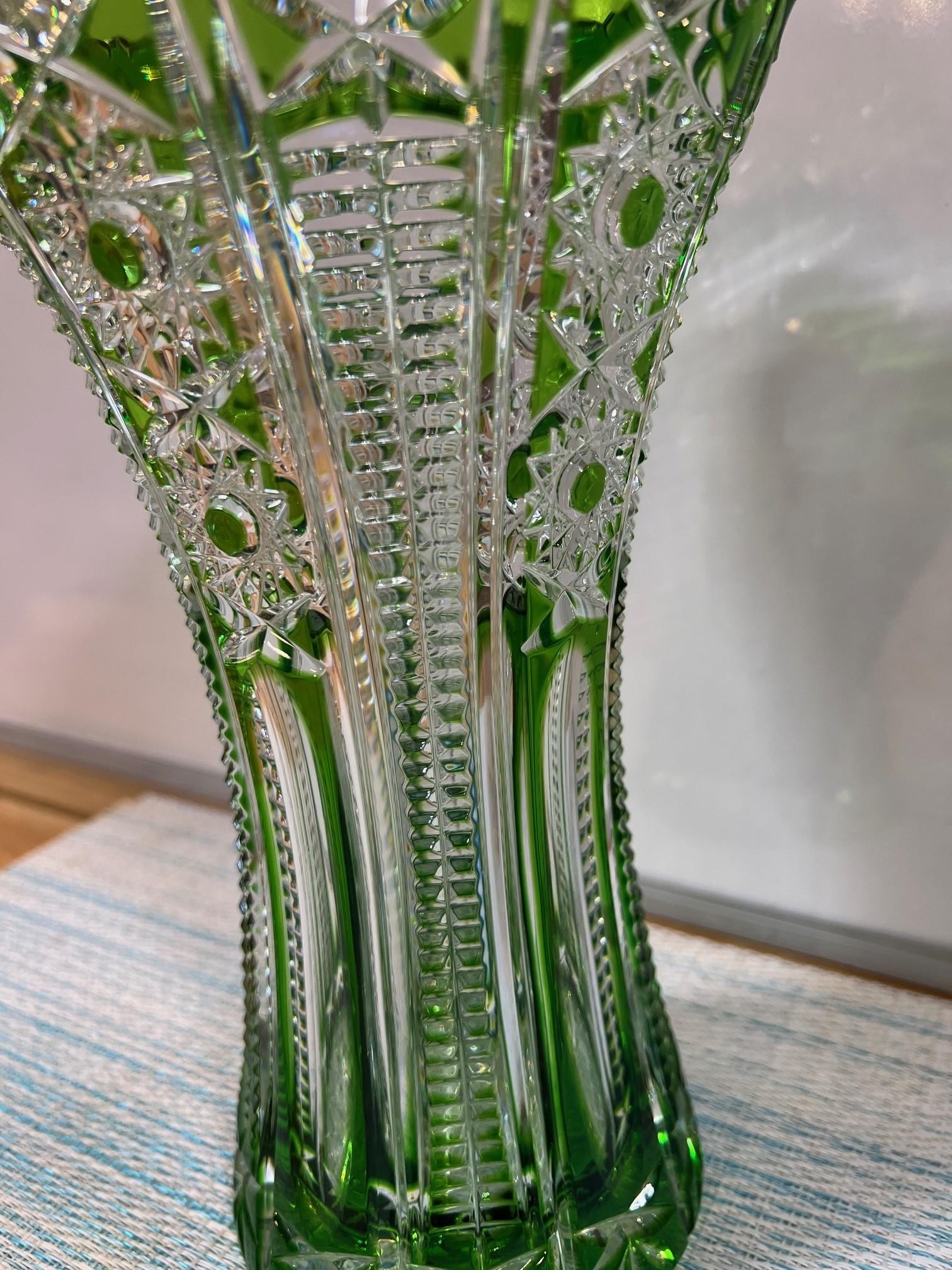 Vase en cristal de plomb vert taillé à la main par Caesar Crystal Bohemiae Co. République tchèque en vente 5