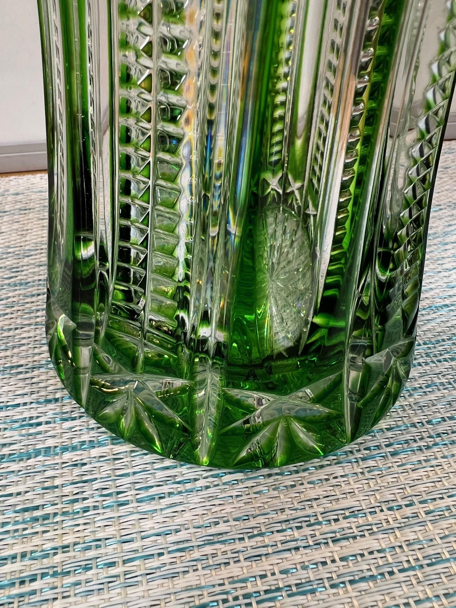 Vase en cristal de plomb vert taillé à la main par Caesar Crystal Bohemiae Co. République tchèque en vente 6