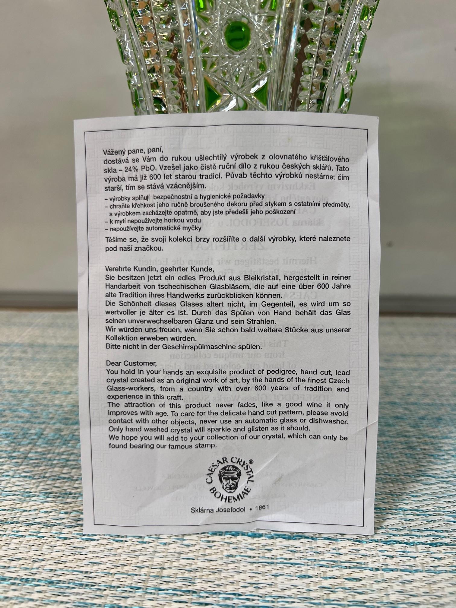 Vase en cristal de plomb vert taillé à la main par Caesar Crystal Bohemiae Co. République tchèque en vente 8