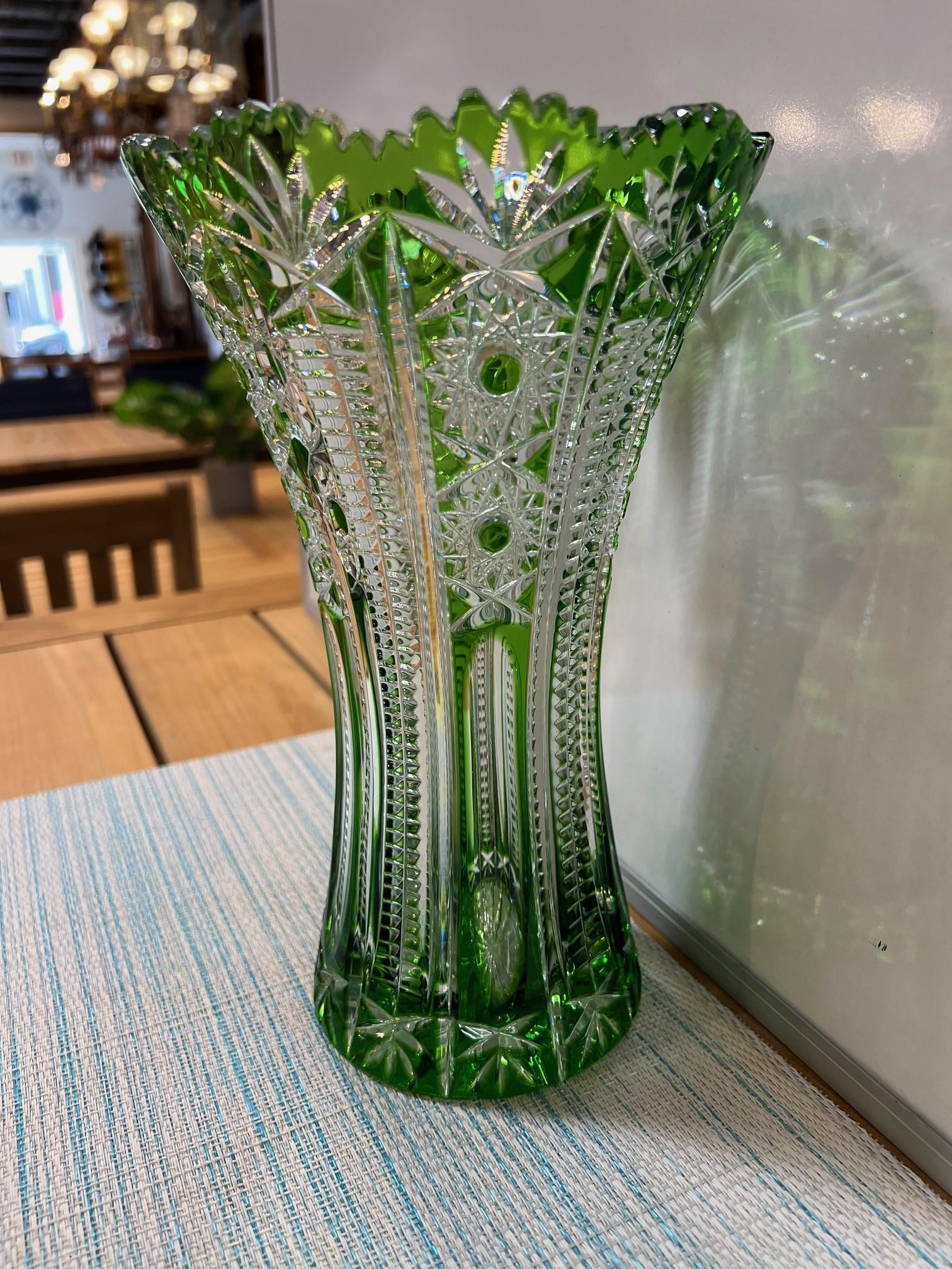 Superbe vase en cristal de plomb vert taillé à la main, créé comme une œuvre d'art par les mains des meilleurs verriers tchèques. La Caesar Crystal Company, en République tchèque, vend des pièces de cristal de plomb taillées à la main depuis 1861 et