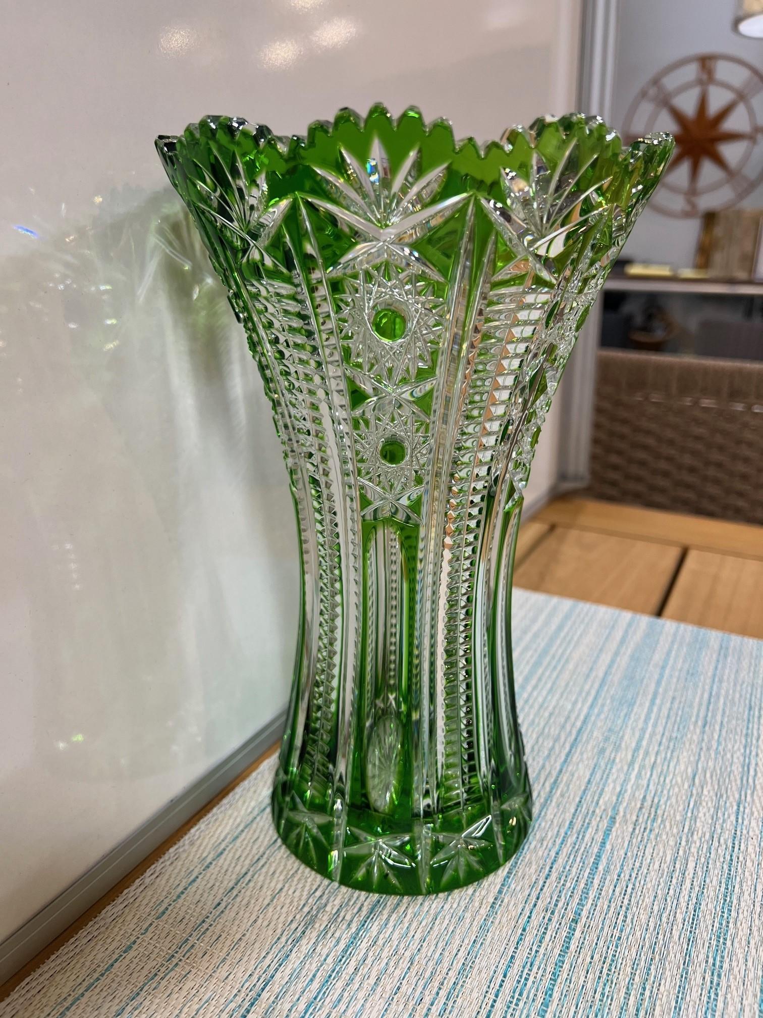 Tchèque Vase en cristal de plomb vert taillé à la main par Caesar Crystal Bohemiae Co. République tchèque en vente