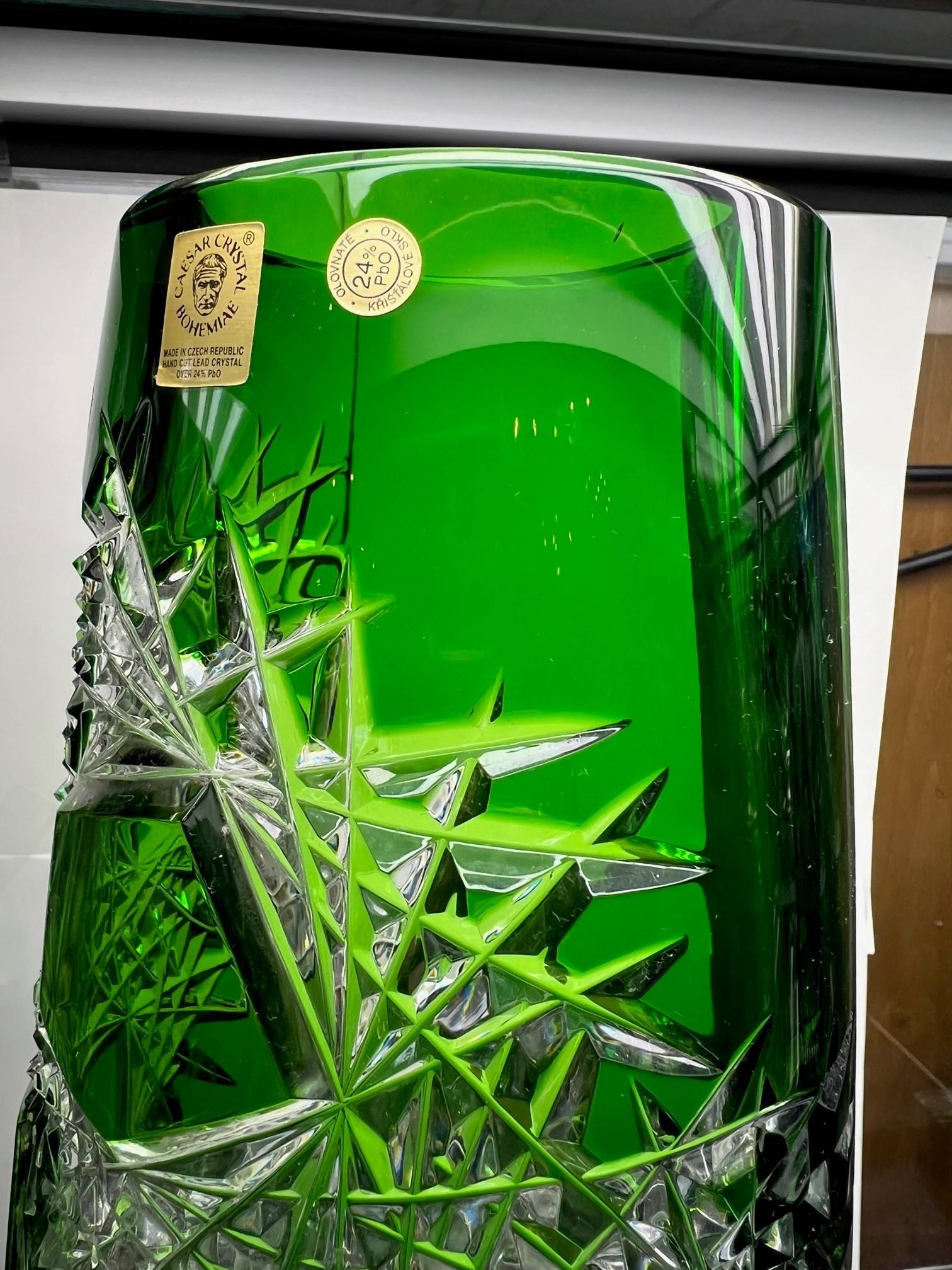 Grüne Vase aus Bleikristall mit Handschliff von Caesar Crystal Bohemiae Co. Tschechische Republik im Zustand „Hervorragend“ im Angebot in Stamford, CT