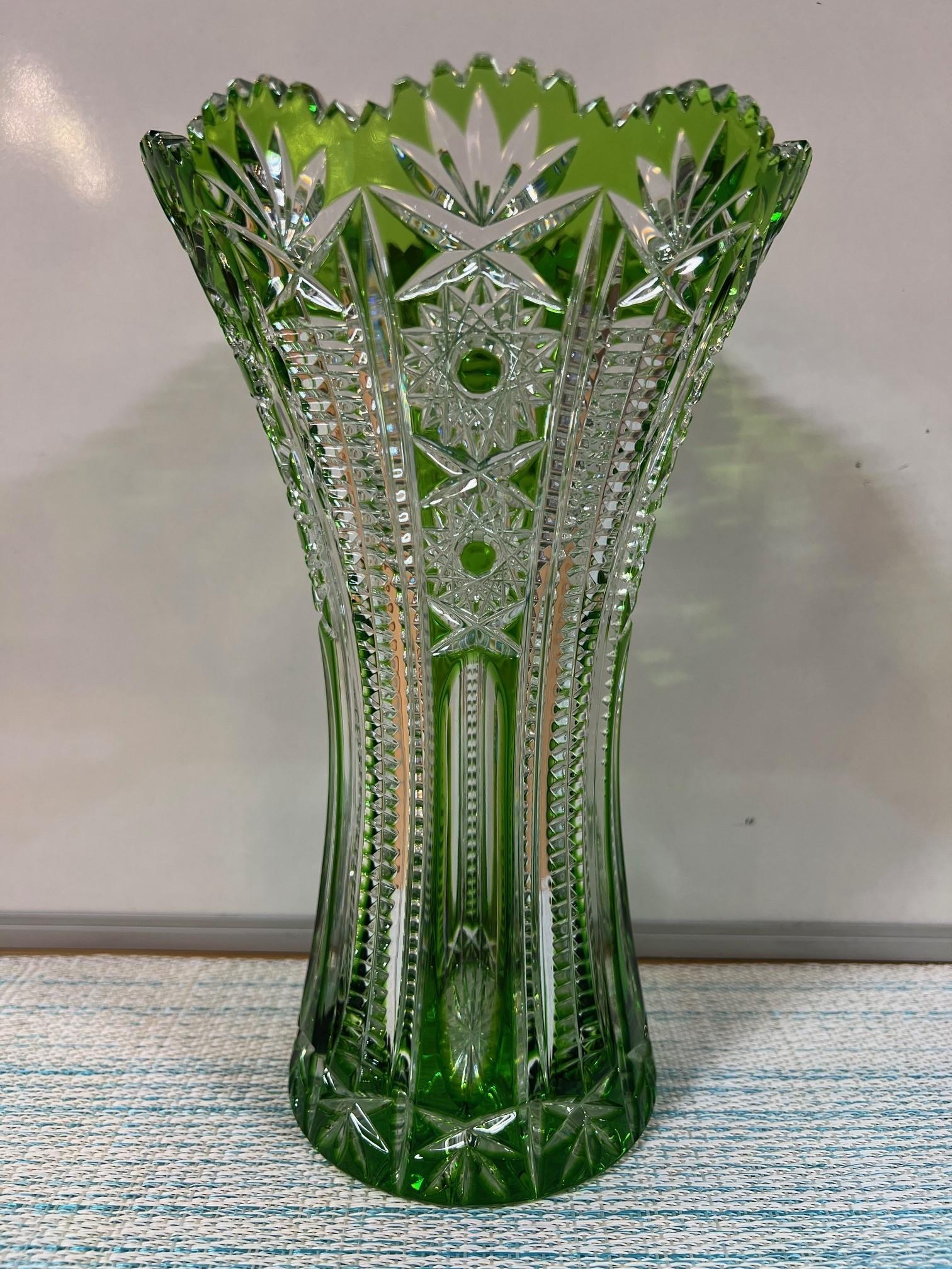 Vase en cristal de plomb vert taillé à la main par Caesar Crystal Bohemiae Co. République tchèque Excellent état - En vente à Stamford, CT
