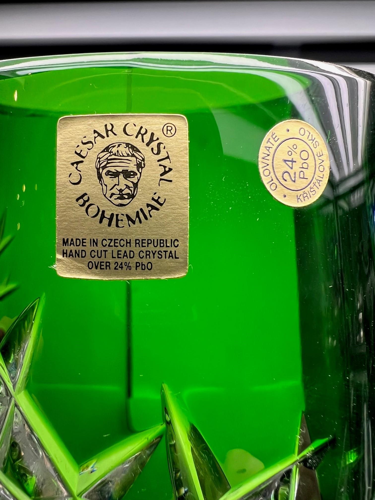Grüne Vase aus Bleikristall mit Handschliff von Caesar Crystal Bohemiae Co. Tschechische Republik (20. Jahrhundert) im Angebot
