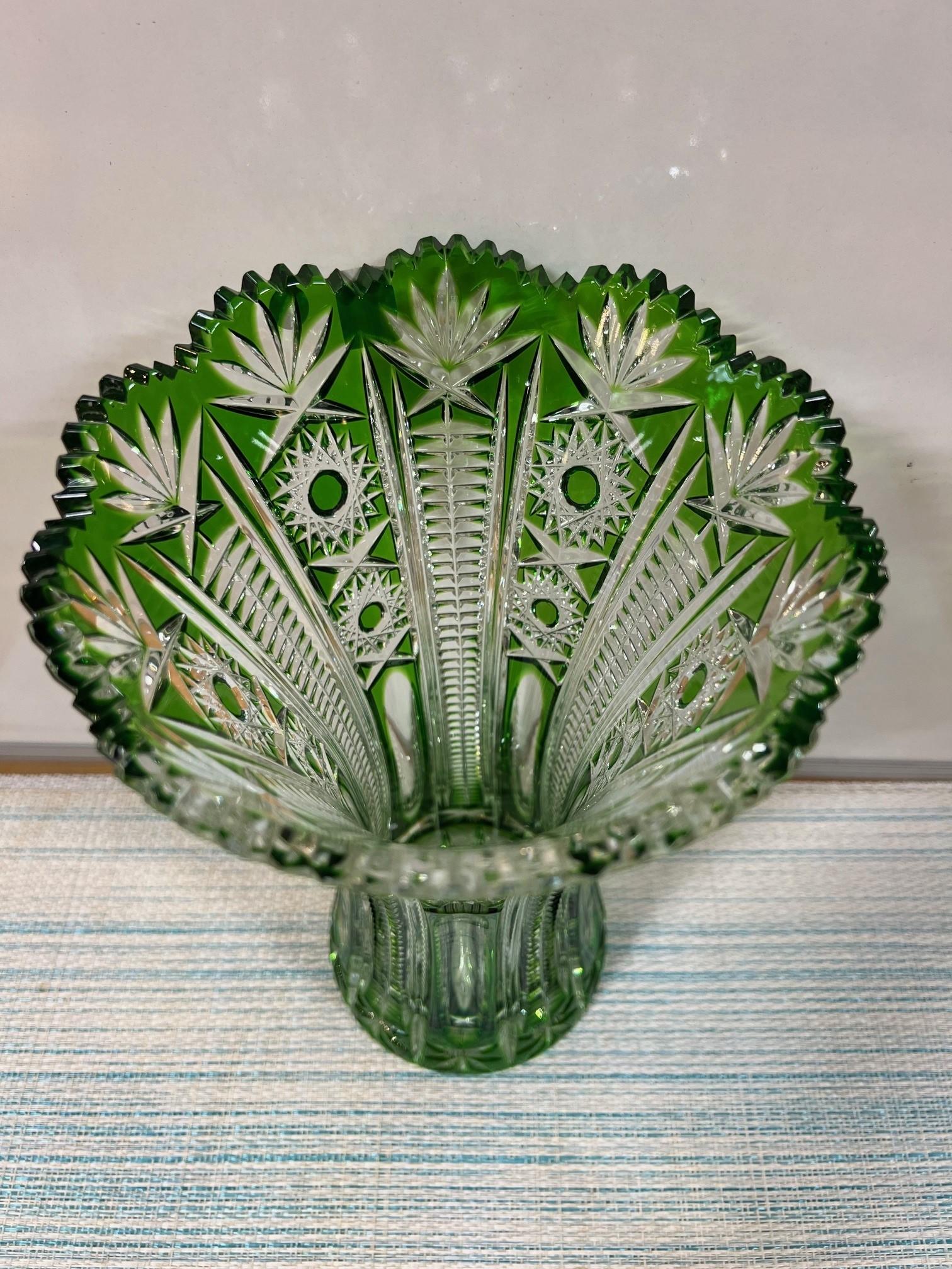 20ième siècle Vase en cristal de plomb vert taillé à la main par Caesar Crystal Bohemiae Co. République tchèque en vente