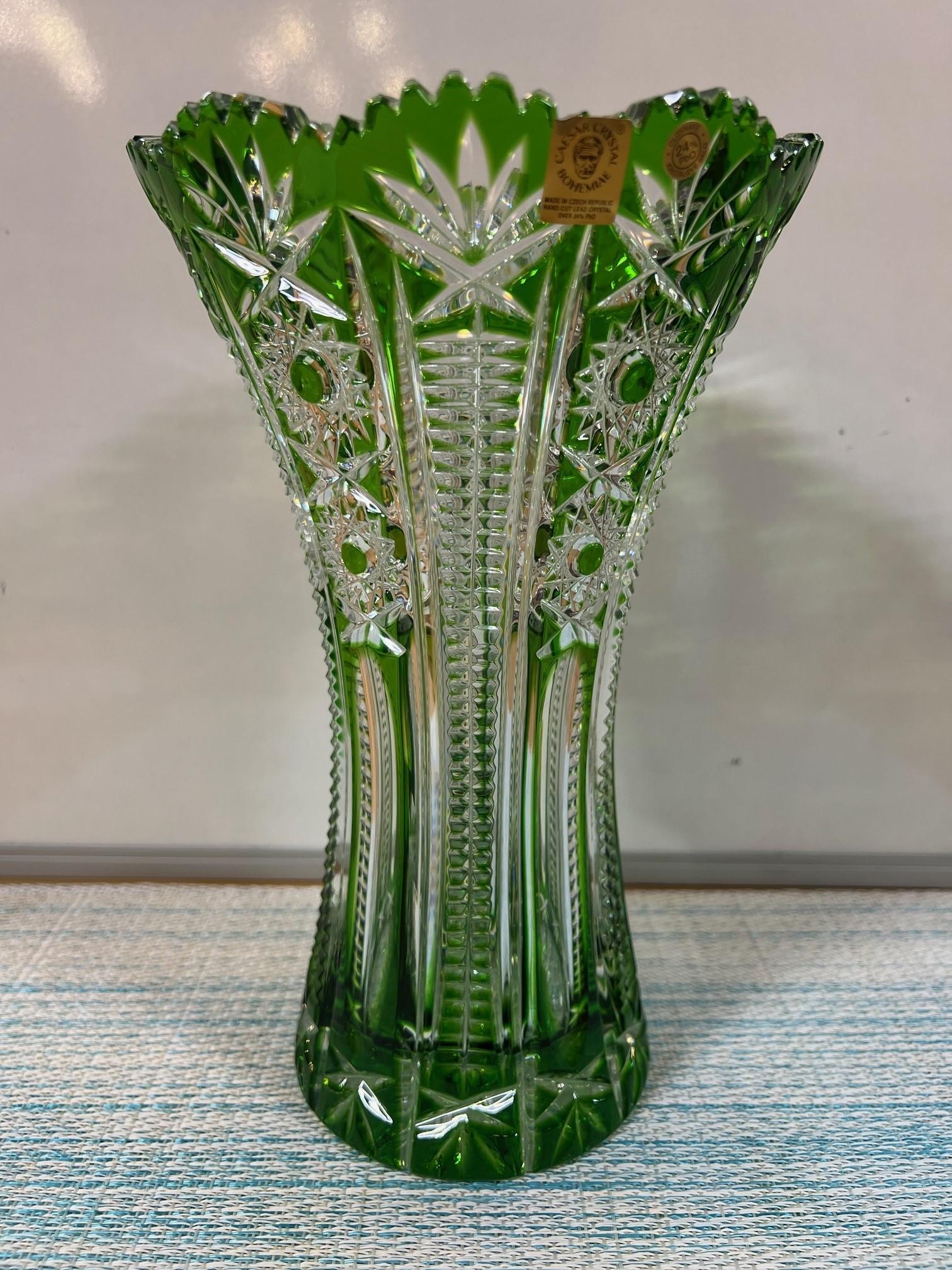 Cristal Vase en cristal de plomb vert taillé à la main par Caesar Crystal Bohemiae Co. République tchèque en vente