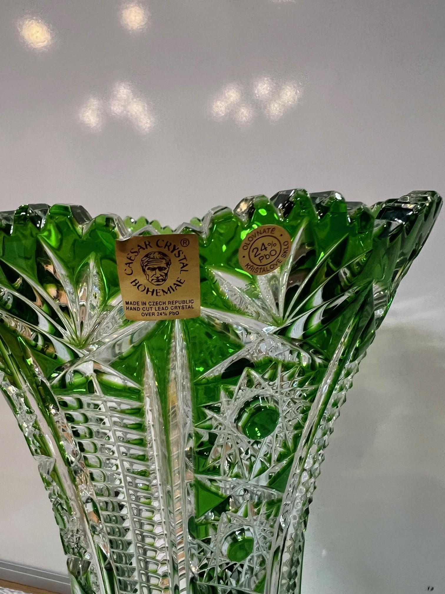 Vase en cristal de plomb vert taillé à la main par Caesar Crystal Bohemiae Co. République tchèque en vente 1