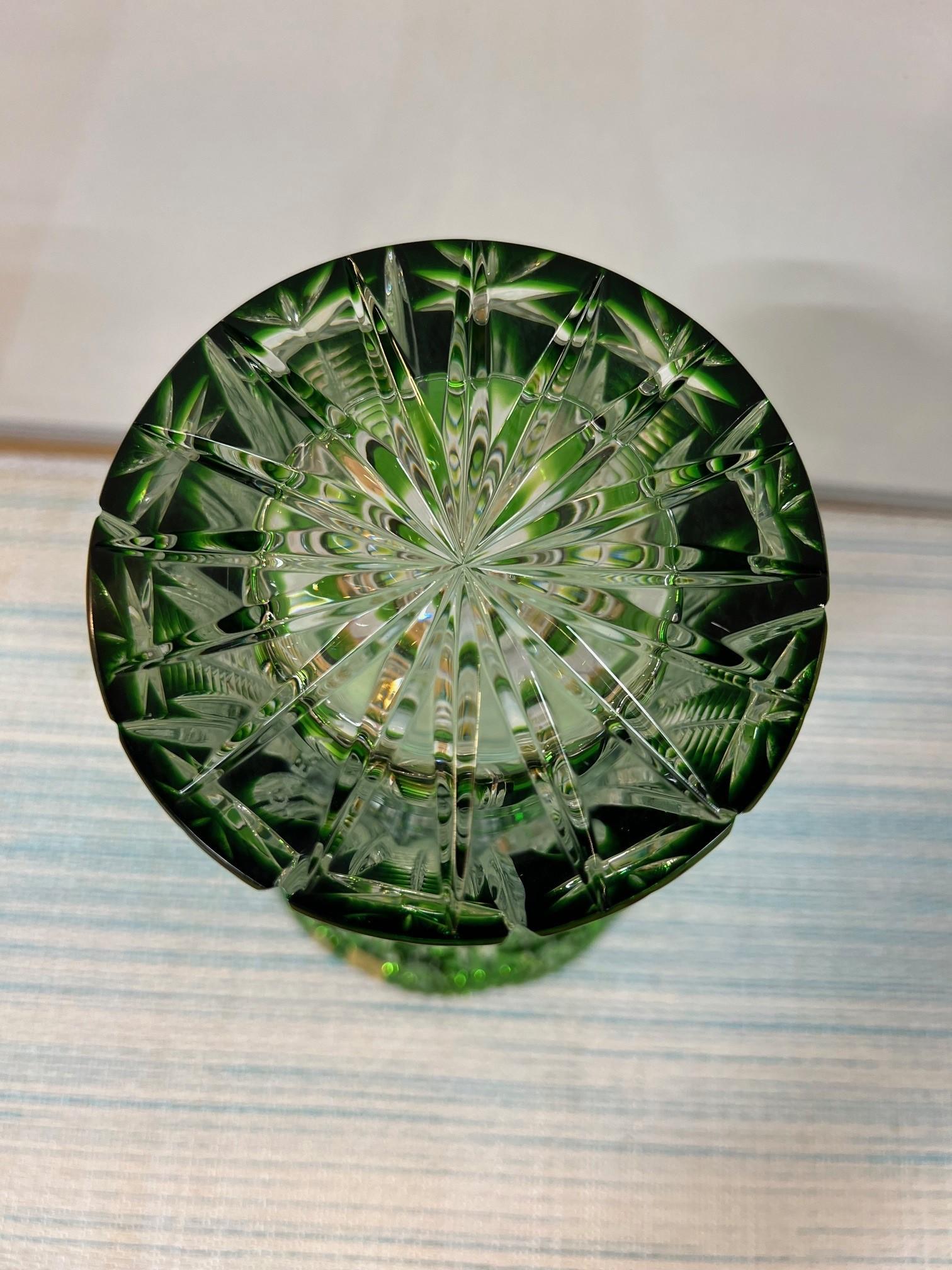 Vase en cristal de plomb vert taillé à la main par Caesar Crystal Bohemiae Co. République tchèque en vente 2