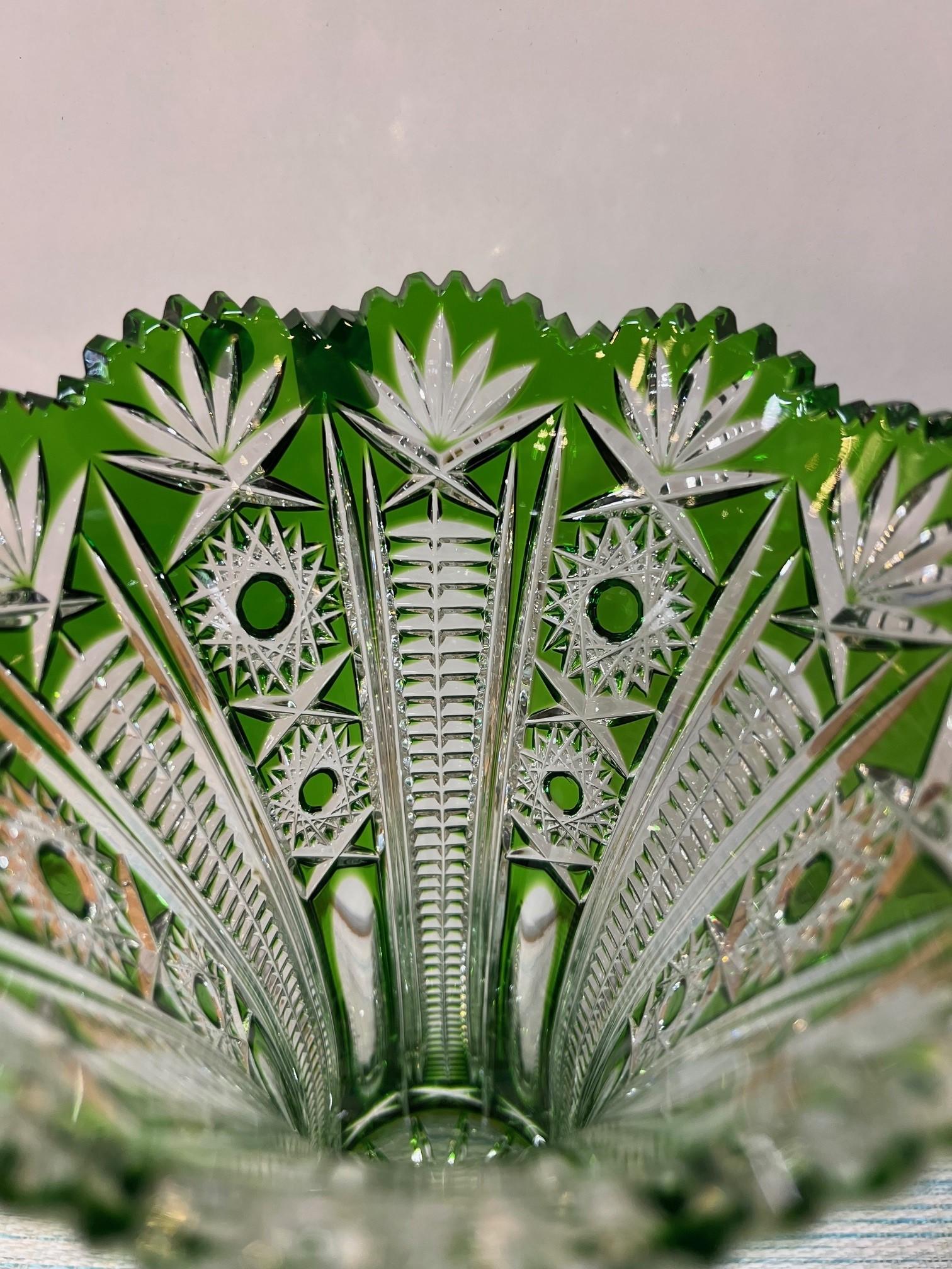 Vase en cristal de plomb vert taillé à la main par Caesar Crystal Bohemiae Co. République tchèque en vente 3
