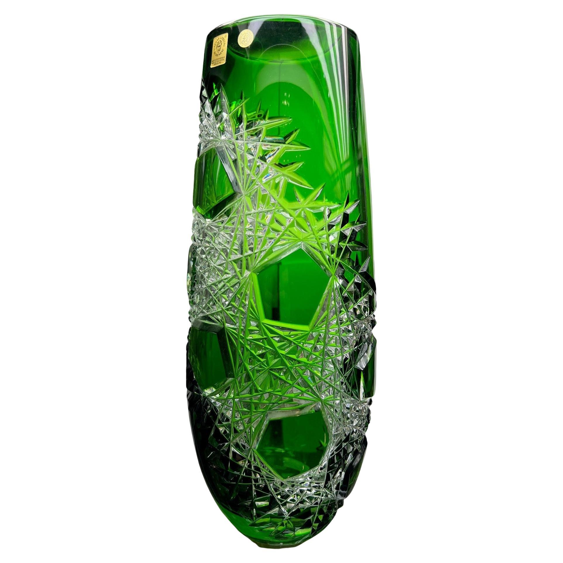 Grüne Vase aus Bleikristall mit Handschliff von Caesar Crystal Bohemiae Co.  Tschechische Republik im Angebot bei 1stDibs