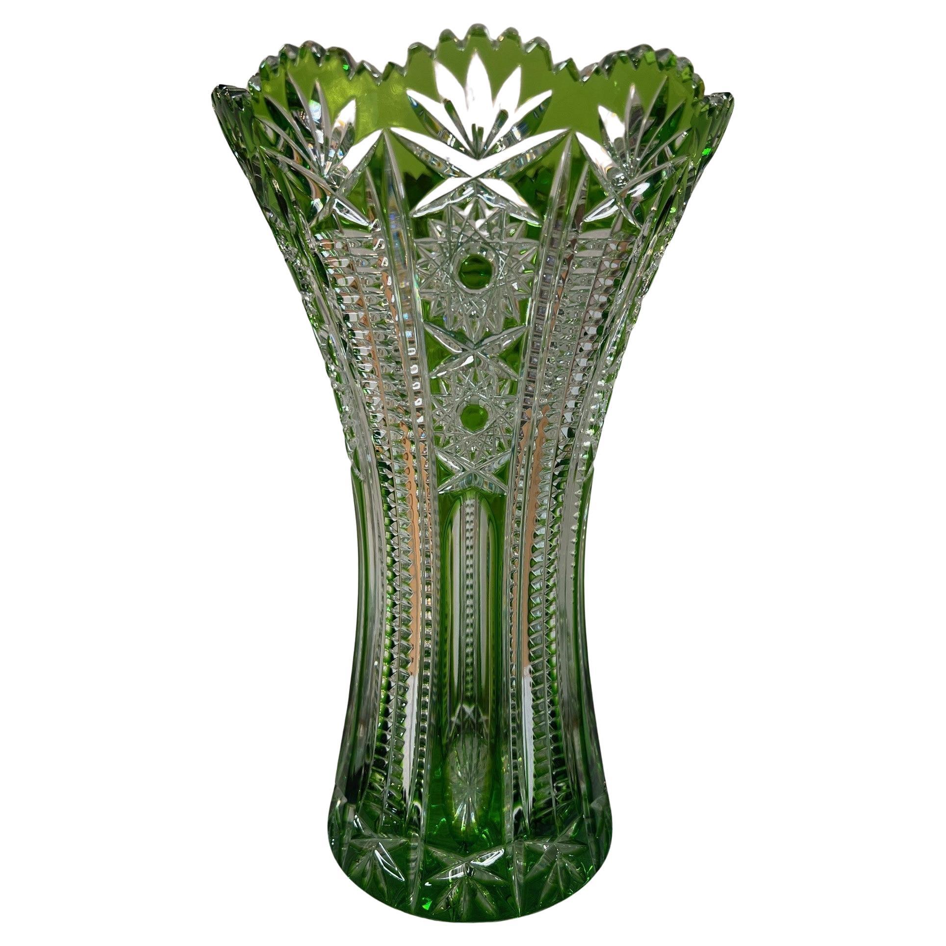Vase en cristal de plomb vert taillé à la main par Caesar Crystal Bohemiae Co. République tchèque