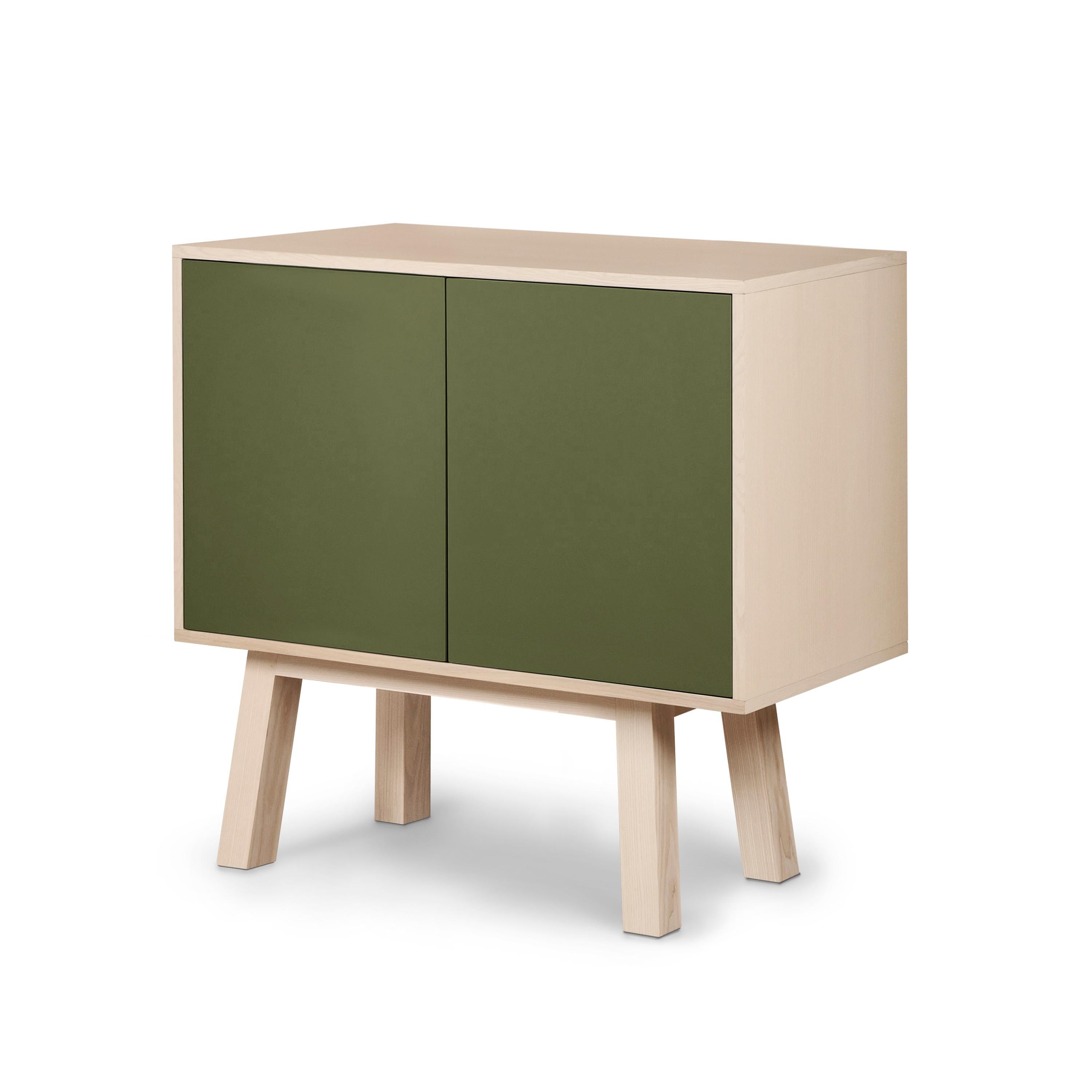 Este armario de 2 puertas está diseñado por Eric Gizard, París, y fabricado 100% a mano en Francia.

Está fabricada con madera maciza de fresno francés, chapa de adh y puertas lacadas en paneles de MDF. 

Las 2 puertas se abren con una presión de