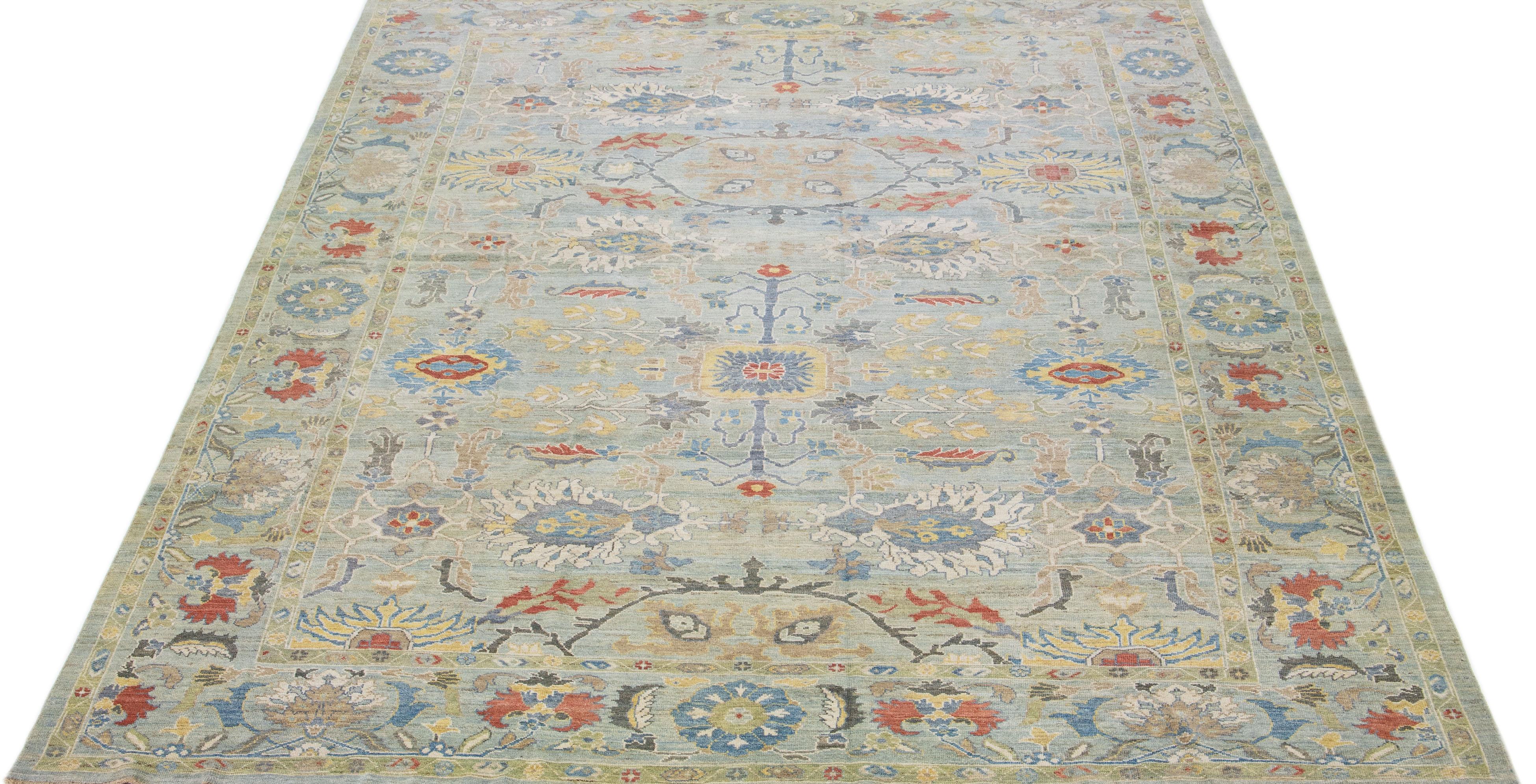 Schöner moderner, handgeknüpfter Sultanabad-Wollteppich mit grünem und blauem Farbfeld. Dieser Teppich hat einen gestalteten Rahmen mit mehrfarbigen Akzenten in einem wunderschönen floralen Allover-Muster.

Dieser Teppich misst: 12' x