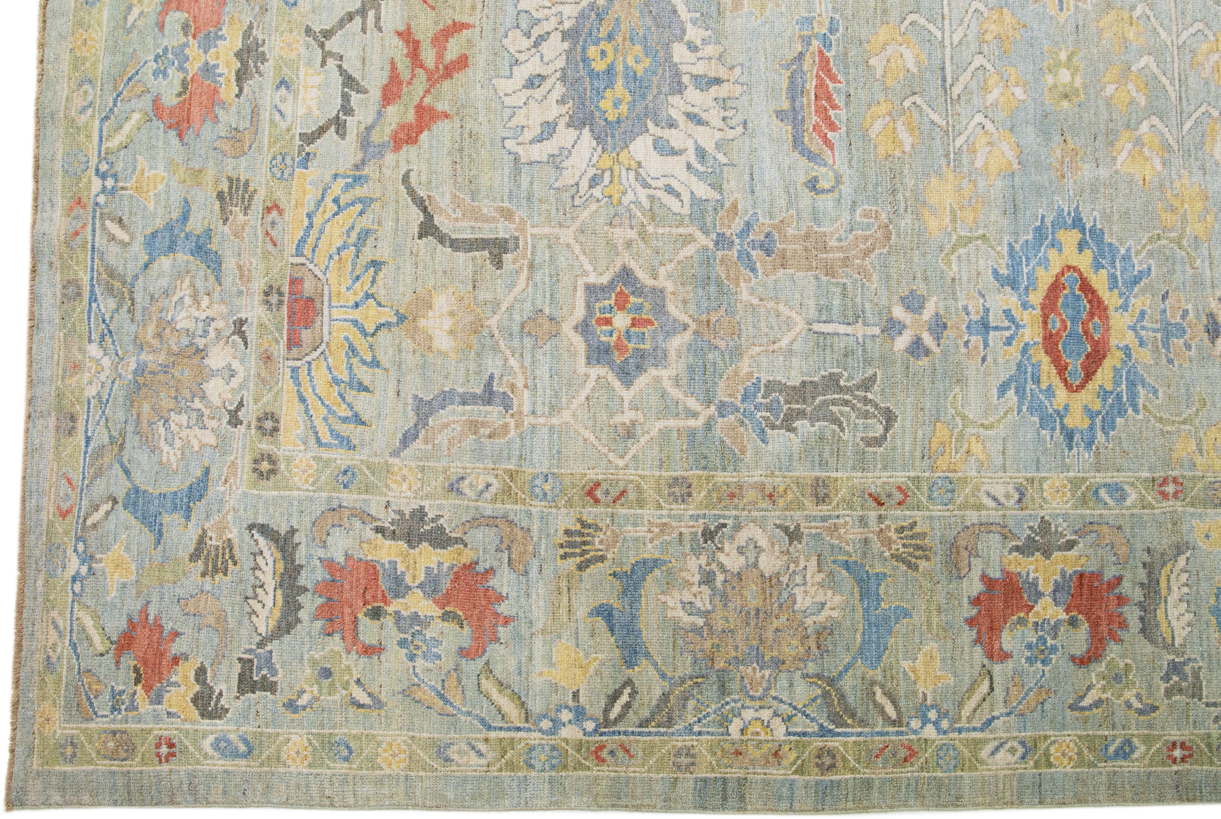 Grüner handgefertigter moderner Sultanabad Oversize-Wollteppich in Übergröße mit mehrfarbigem Blumenmuster (21. Jahrhundert und zeitgenössisch) im Angebot