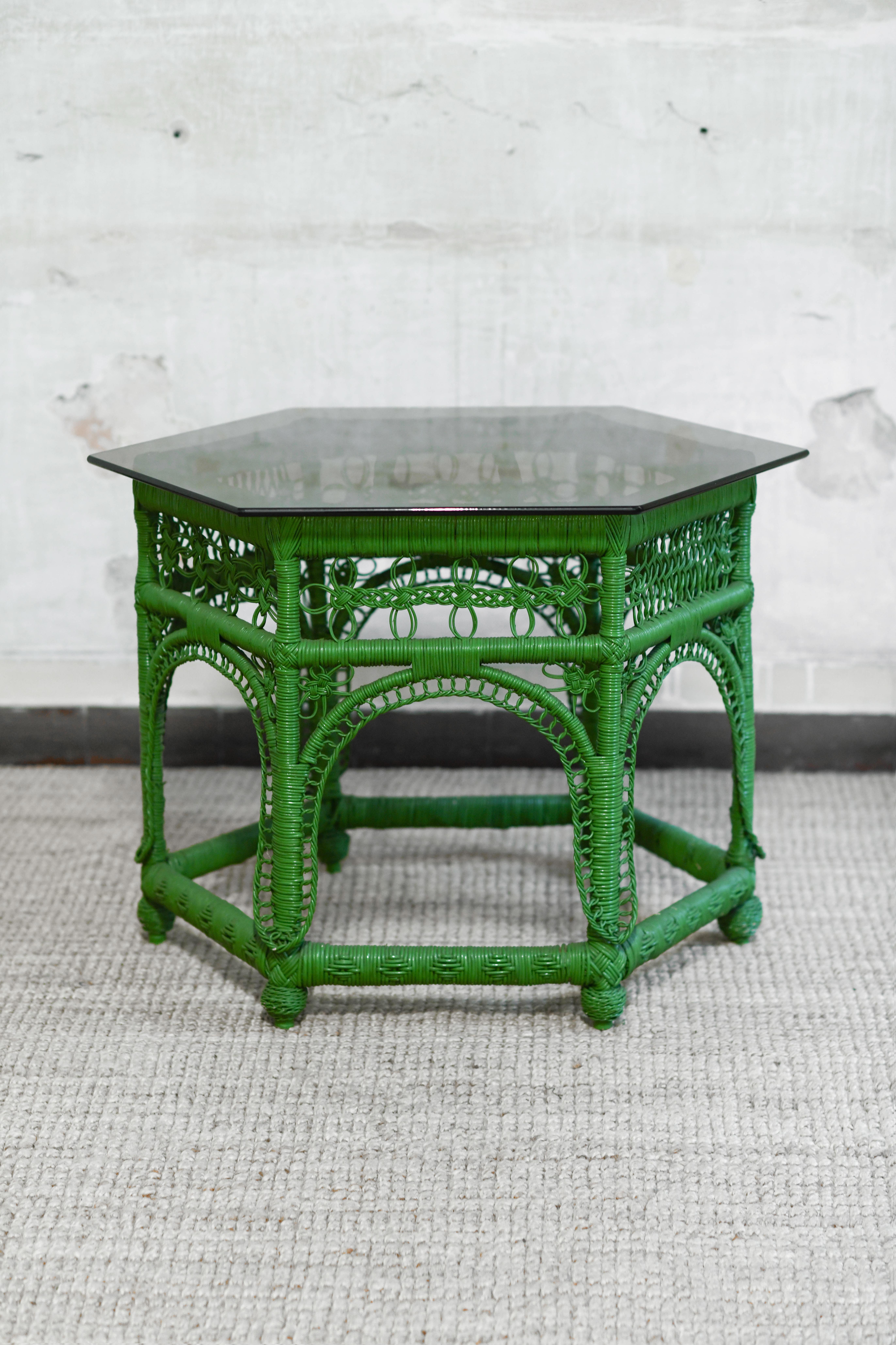 Green handwoven rattan coffee table, 1970s In Good Condition For Sale In Roma, RM