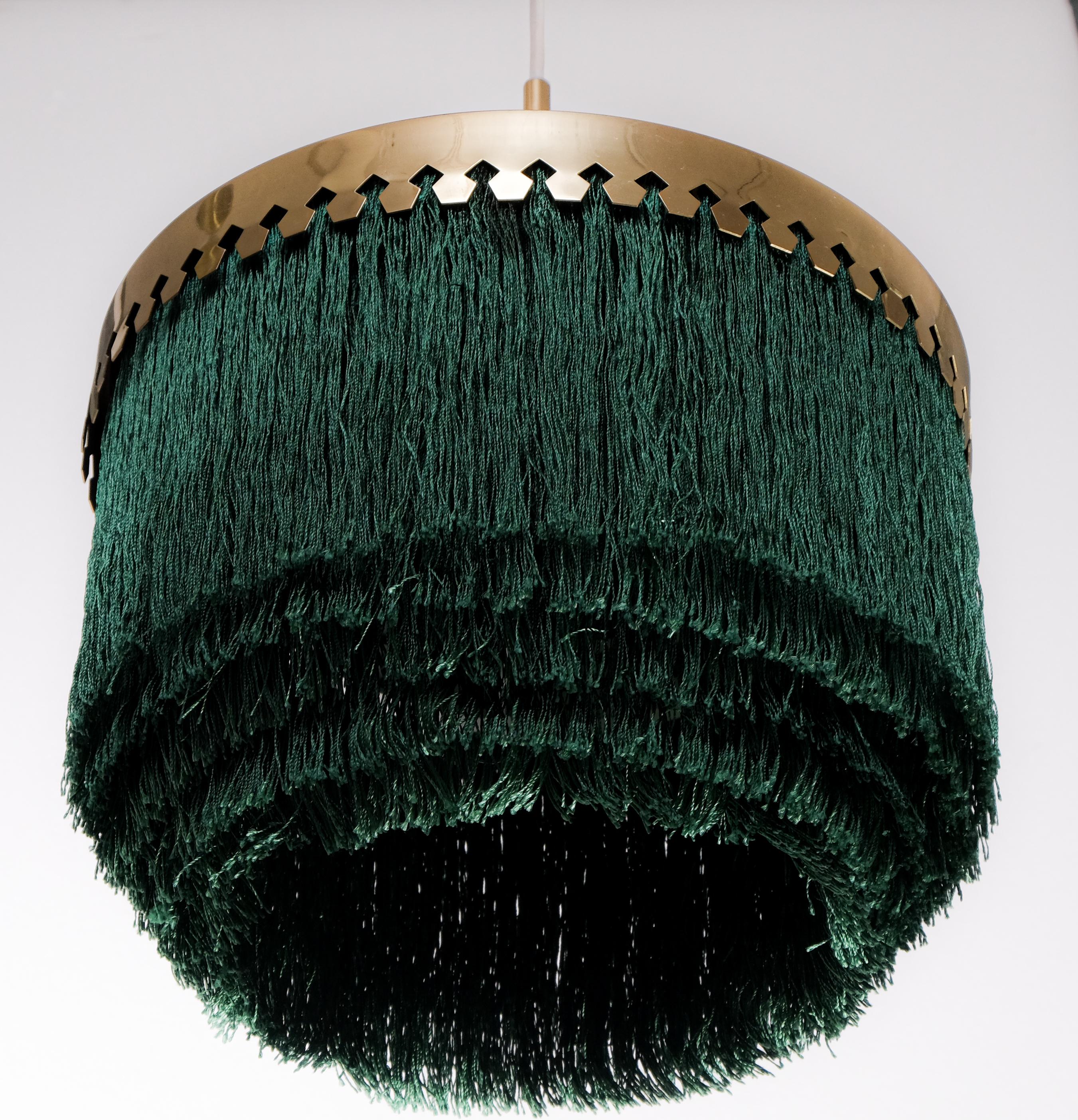 Frange in ottone e seta verde. Prodotto da Hans-Agne Jakobsson, Markaryd, Svezia, anni '60.
Misura: Diametro 28 cm.