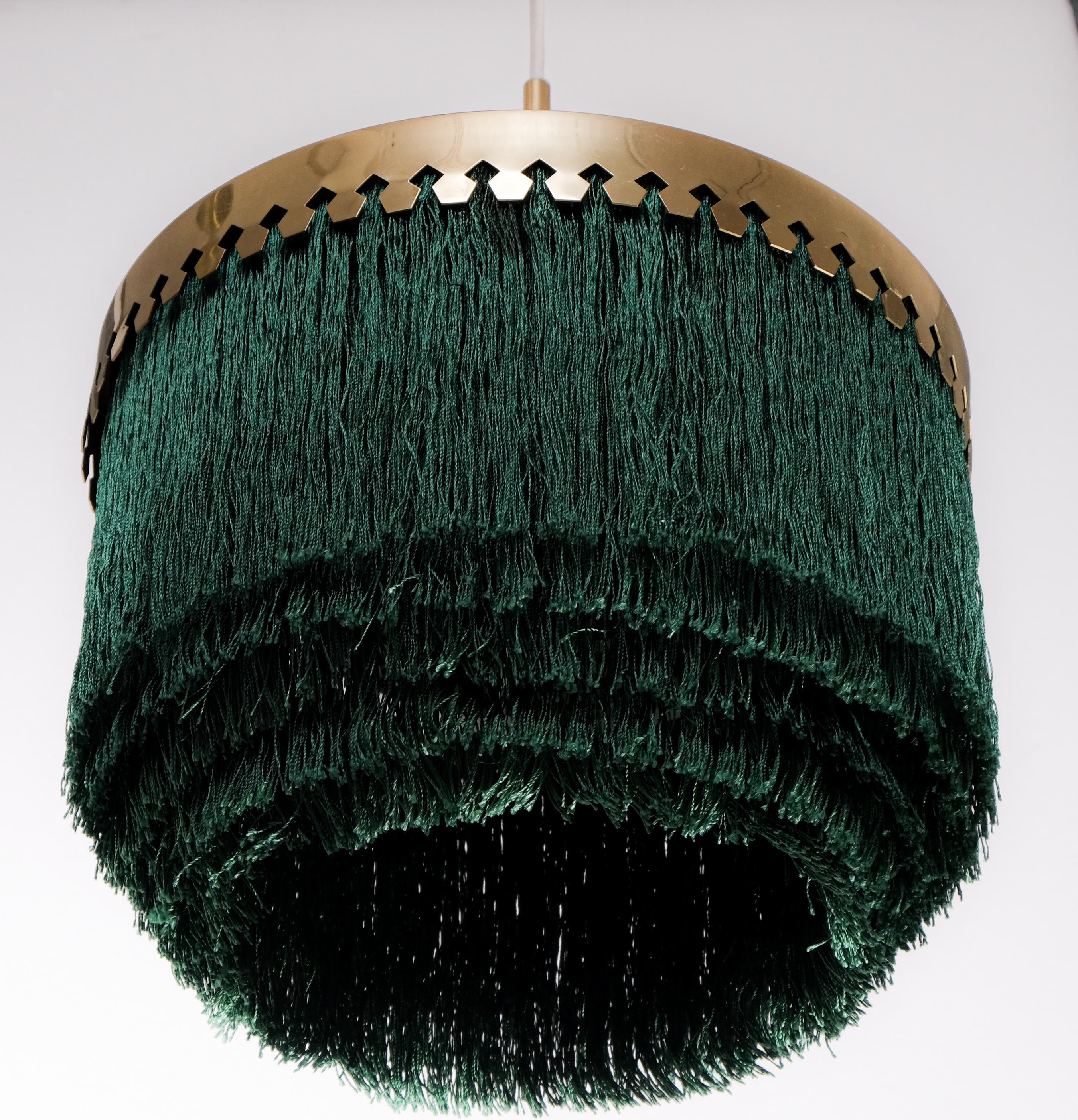 Brass and green silk fringes. Produced by Hans-Agne Jakobsson, Markaryd, Sweden, 1960s.
Measure: Diameter 28 cm. Height is adjustable.