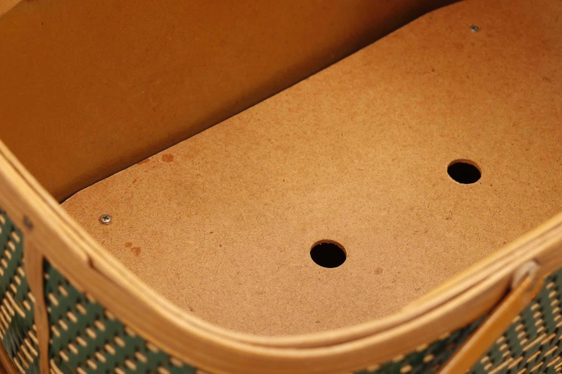 Green Hawkeye Picnic Basket In Good Condition In Bradenton, FL
