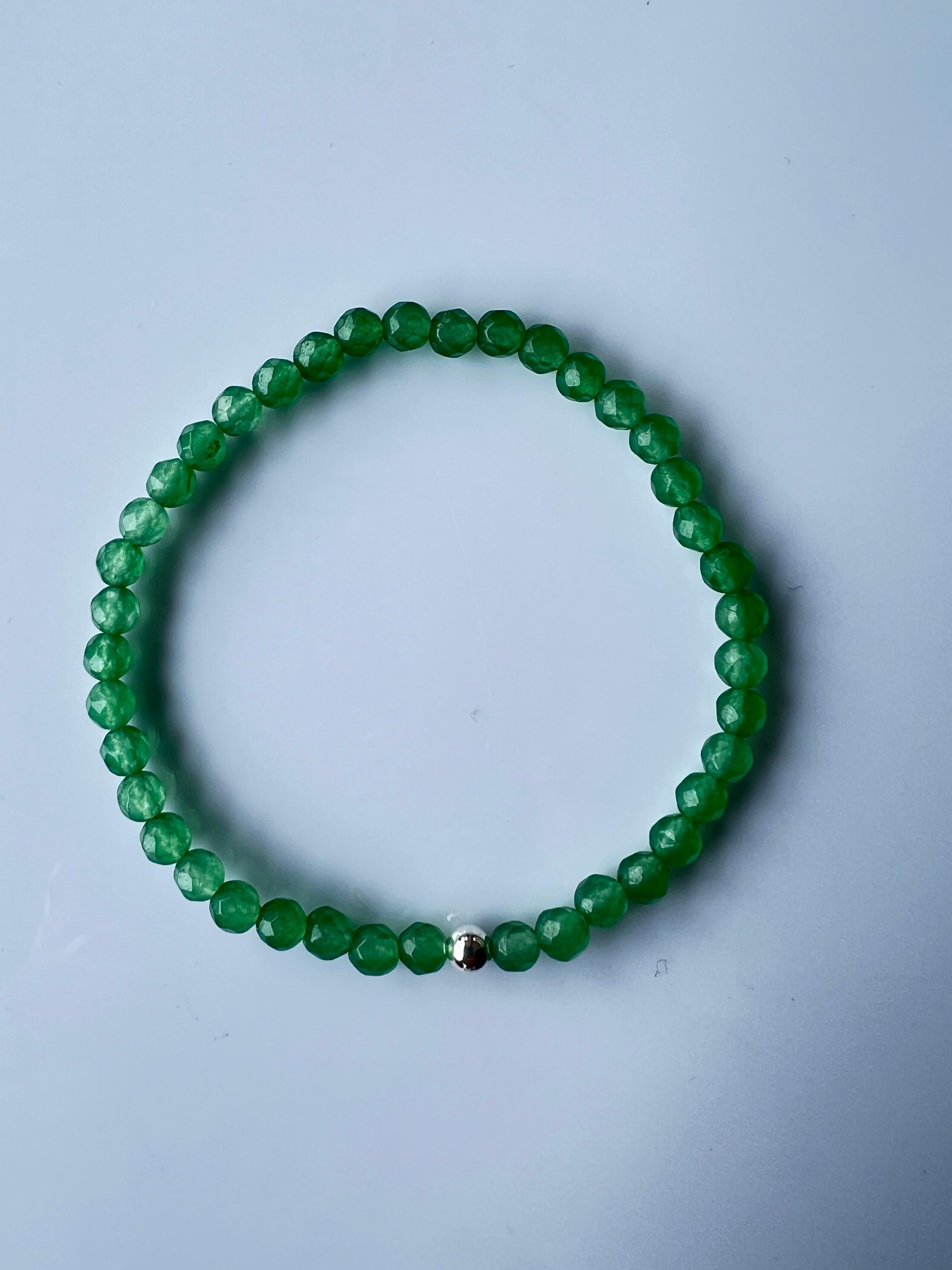 Contemporary Green Heart Chakra Beaded Bracelet Natural Semi Precious Gem Silver For Sale