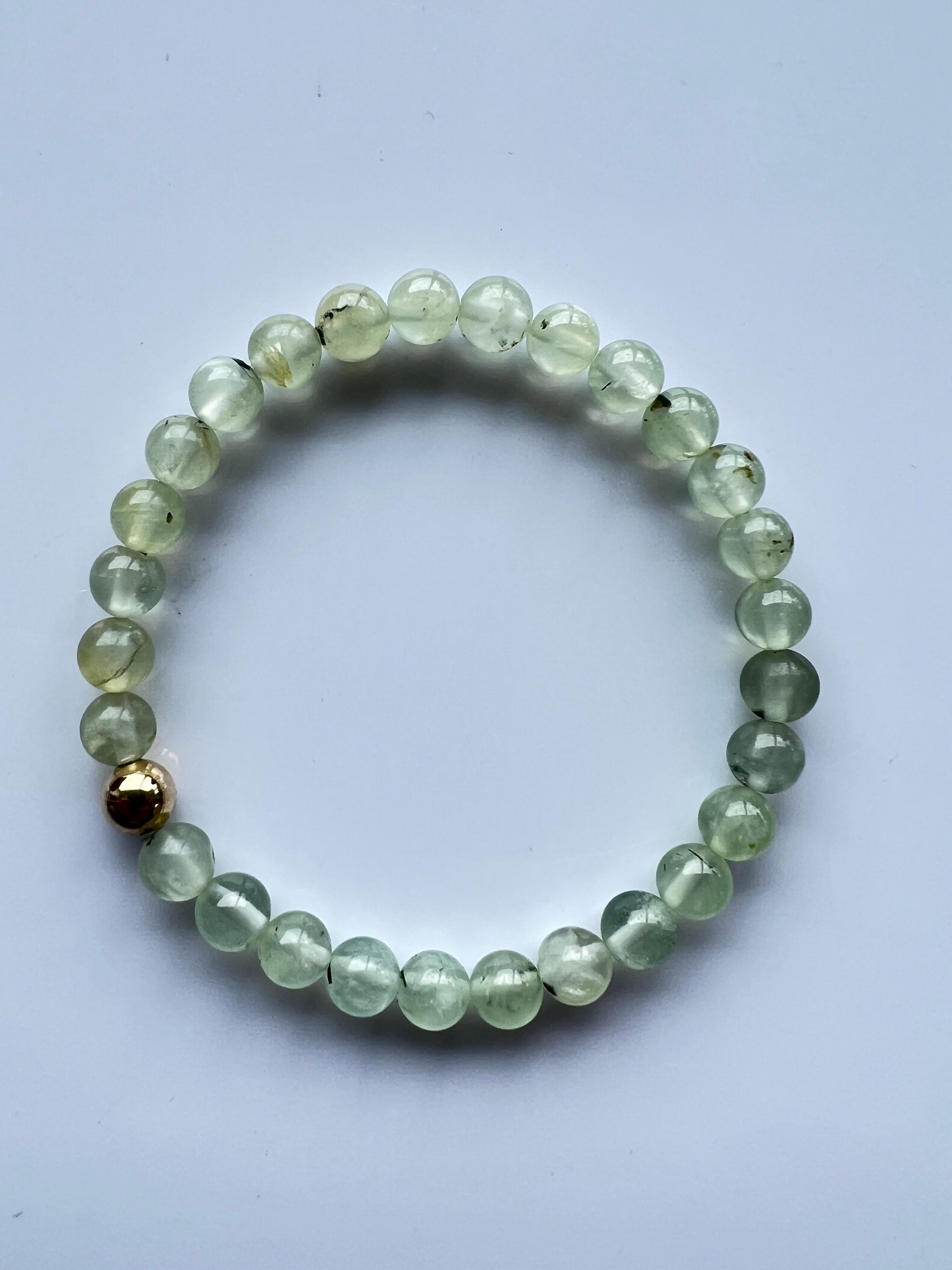 Grünes Herz Chakra-Perlenarmband aus Prehnit, Halbedelstein, natürlich, Gold gefüllt (Zeitgenössisch) im Angebot