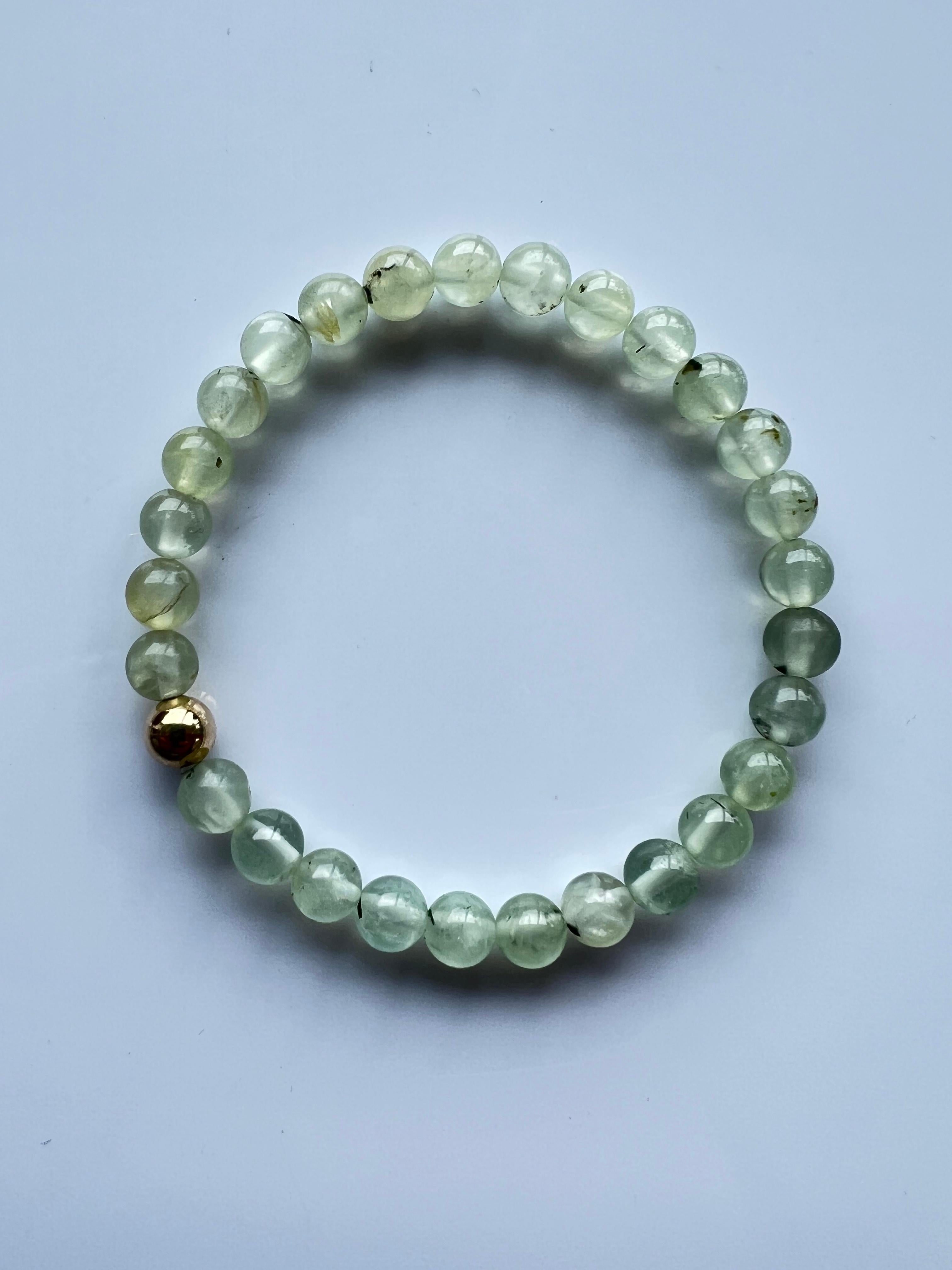 Grünes Herz Chakra-Perlenarmband aus Prehnit, Halbedelstein, natürlich, Gold gefüllt im Angebot 1