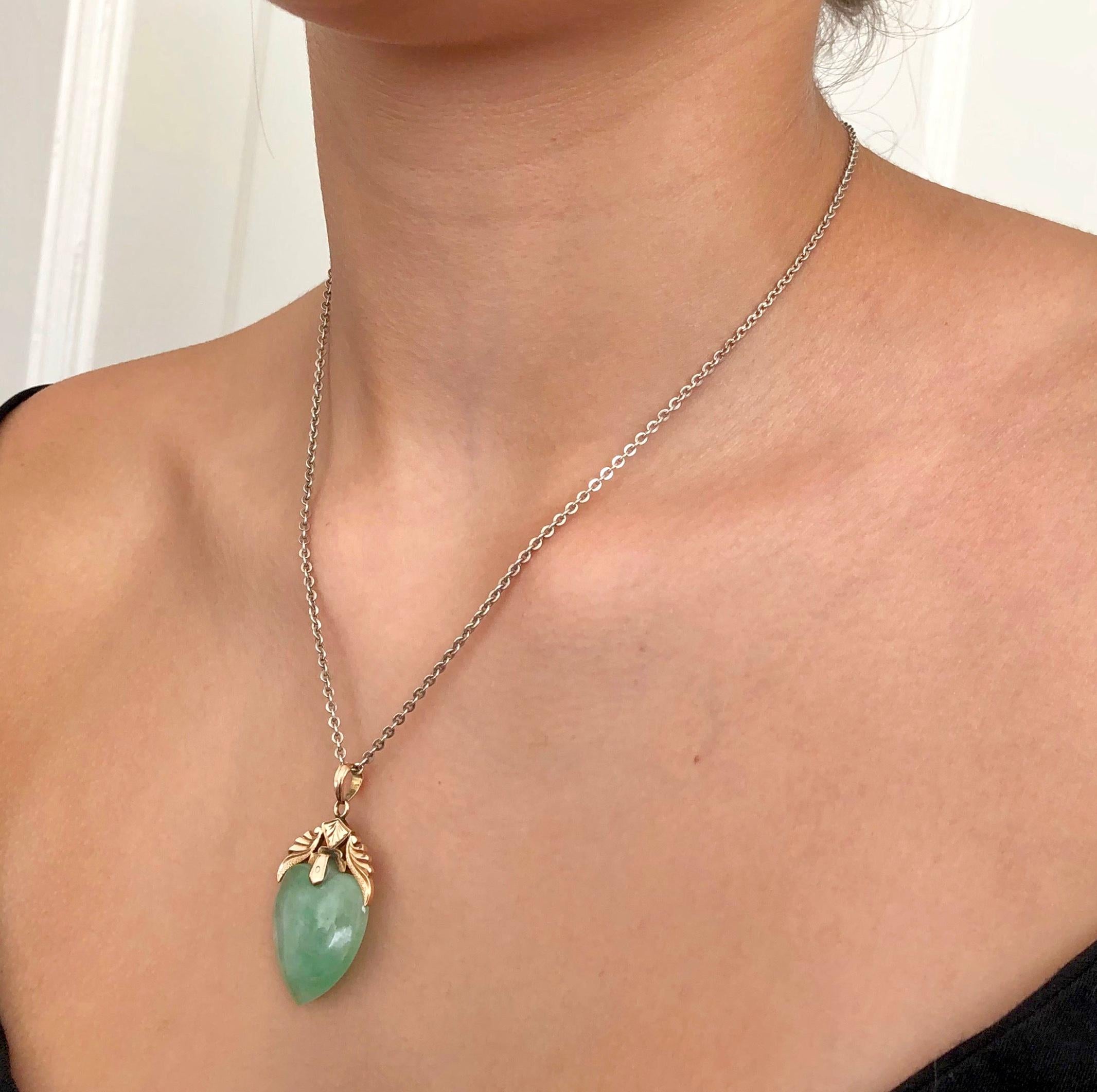 Beautiful 9 karat gold vintage heart shape jade love pendant. The heart-shaped jade is very silky and looks stunning on a necklace. This pendant featuring engraved details with very fine motifs. This love pendant would be a lovely gift for her.

Fun