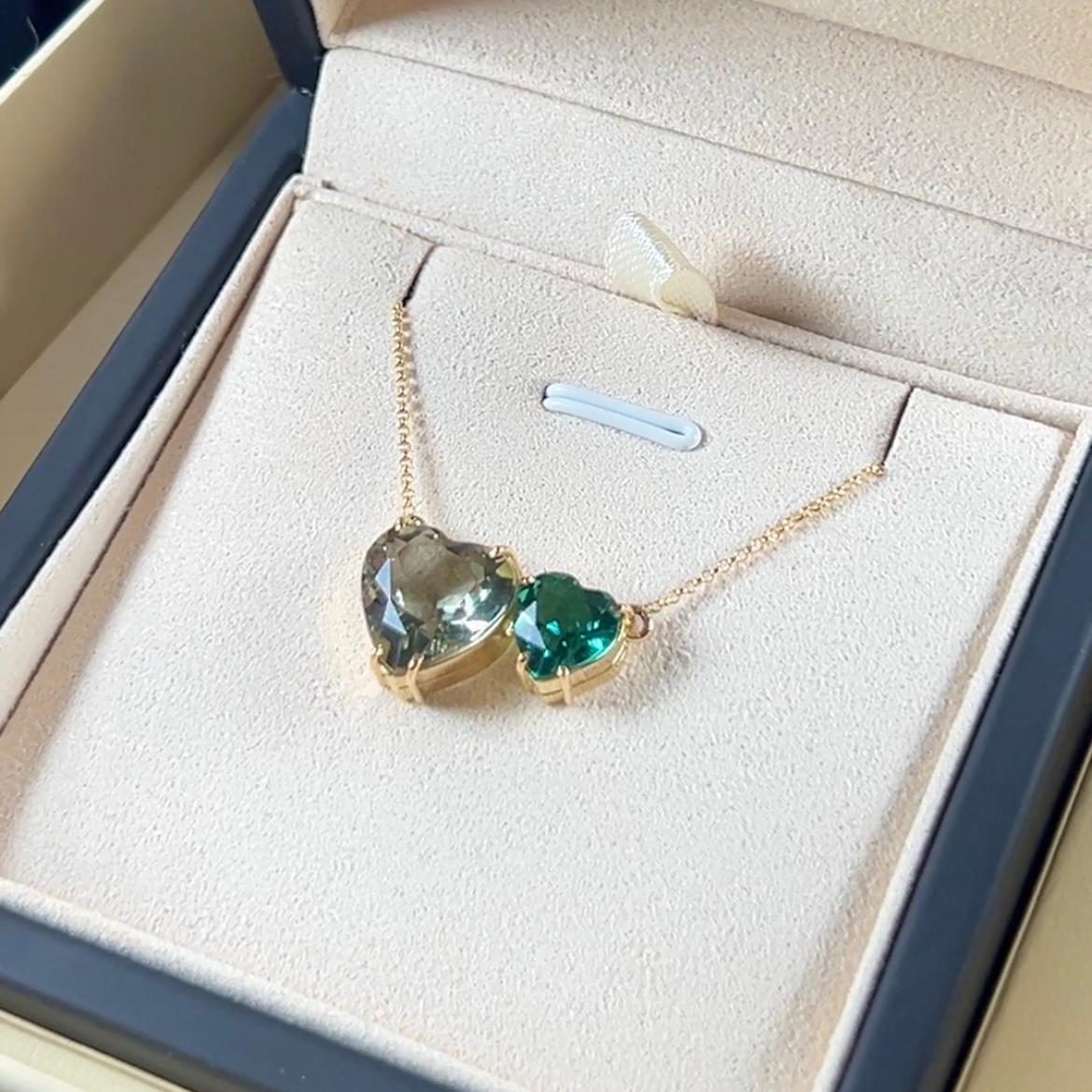 Or jaune massif 18K

Pierre précieuse Prasiolite Naturelle : Forme de coeur, taille 12x12mm, poids 4.75 cts

Pierre précieuse Fluorite Naturelle : forme de coeur, taille 8x8mm, poids 1.57 cts

Pendentif : Deux formes de cœur

*Le pendentif est livré