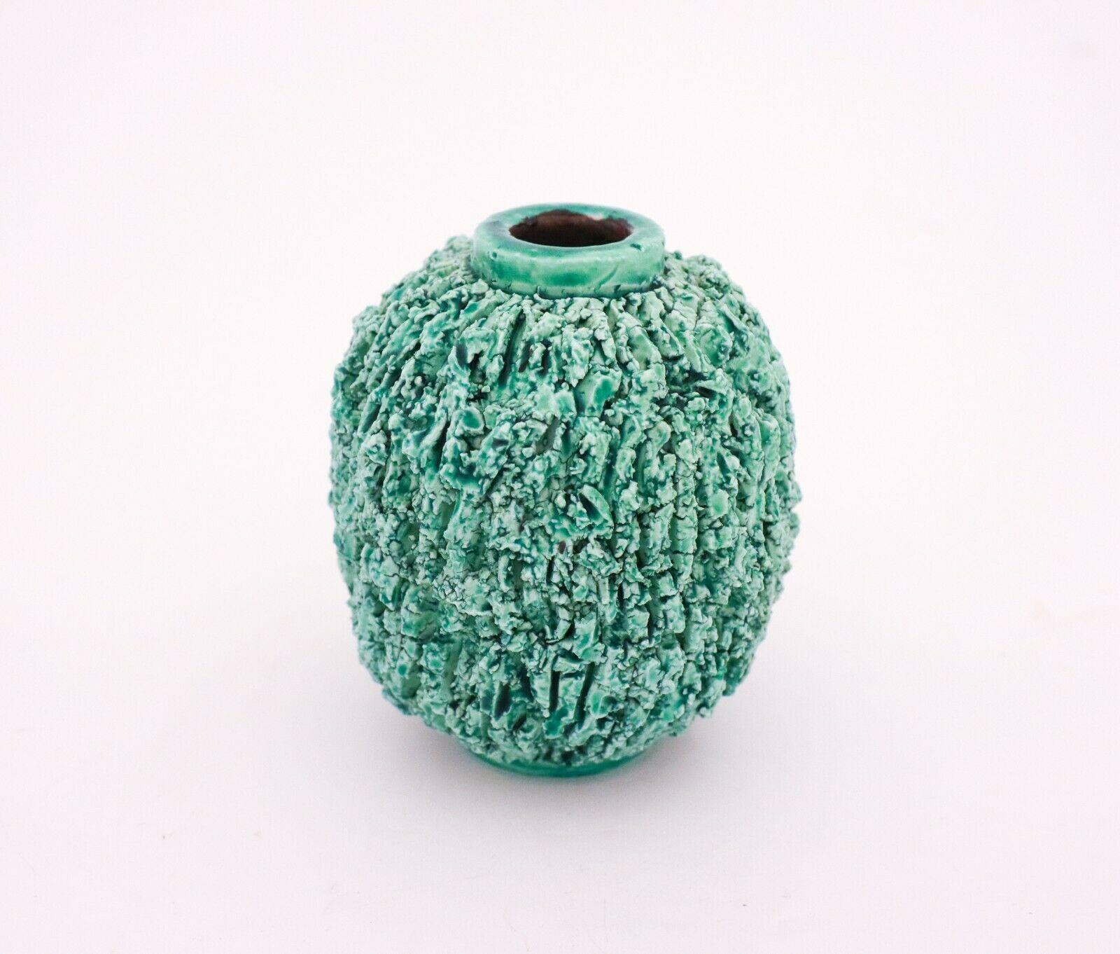 Un vase en forme de hérisson vert conçu par Gunnar Nylund à Rörstrand, le vase est de 12 cm de haut et il est en très bon état à l'exception de quelques marques mineures. Ces vases hérissons sont devenus une icône pour Gunnar Nylund. 

Gunnar