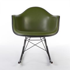 Chaise à bascule Eames tapissée noire RAR vert Herman Miller