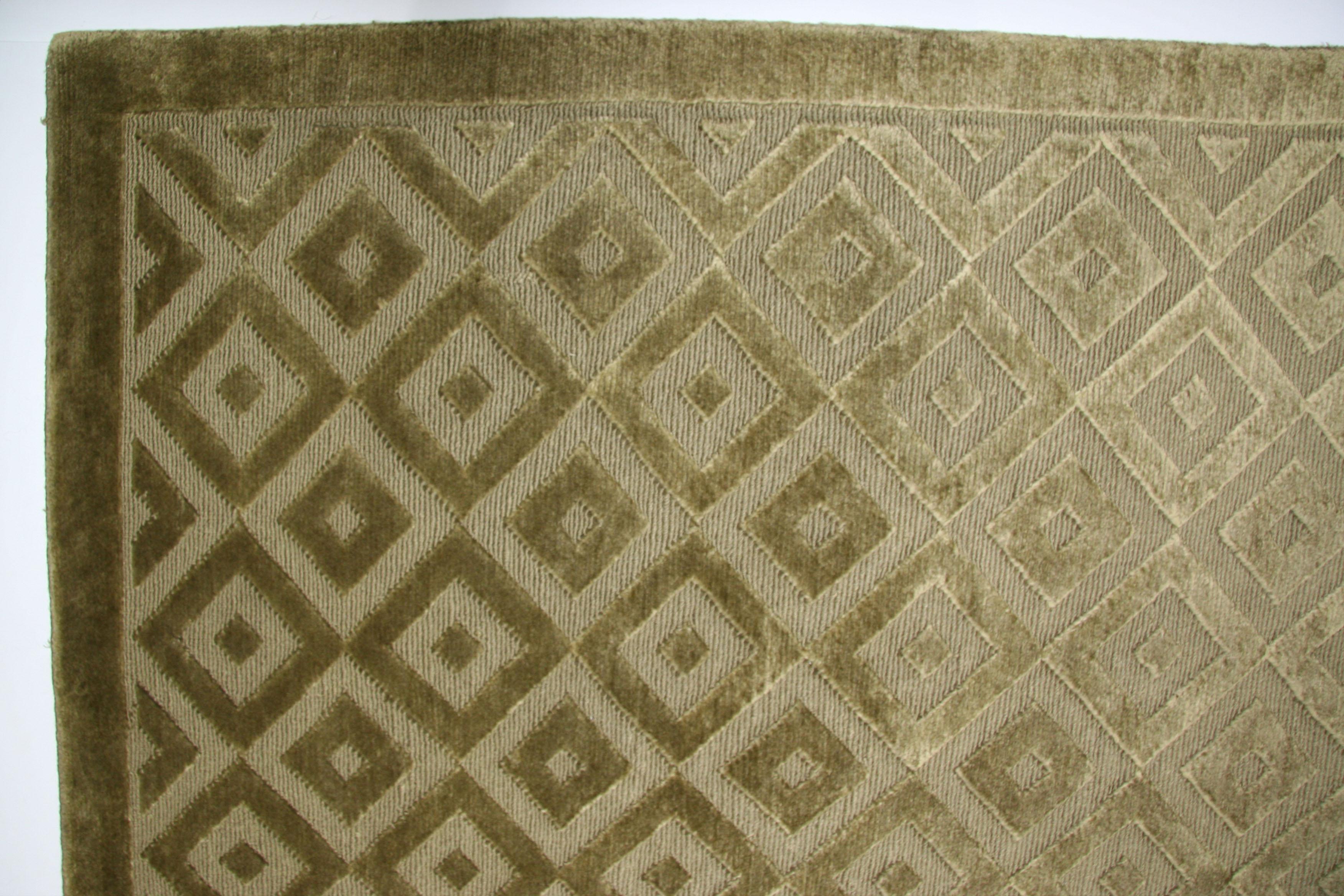 Geschlungene und geschnittene Fasern verbinden sich in diesem modernen Woll- und Seidenteppich zu unterschiedlichen Texturen. Durch die Handknüpftechnik entstehen bei Betrachtung von gegenüberliegenden Seiten deutliche 