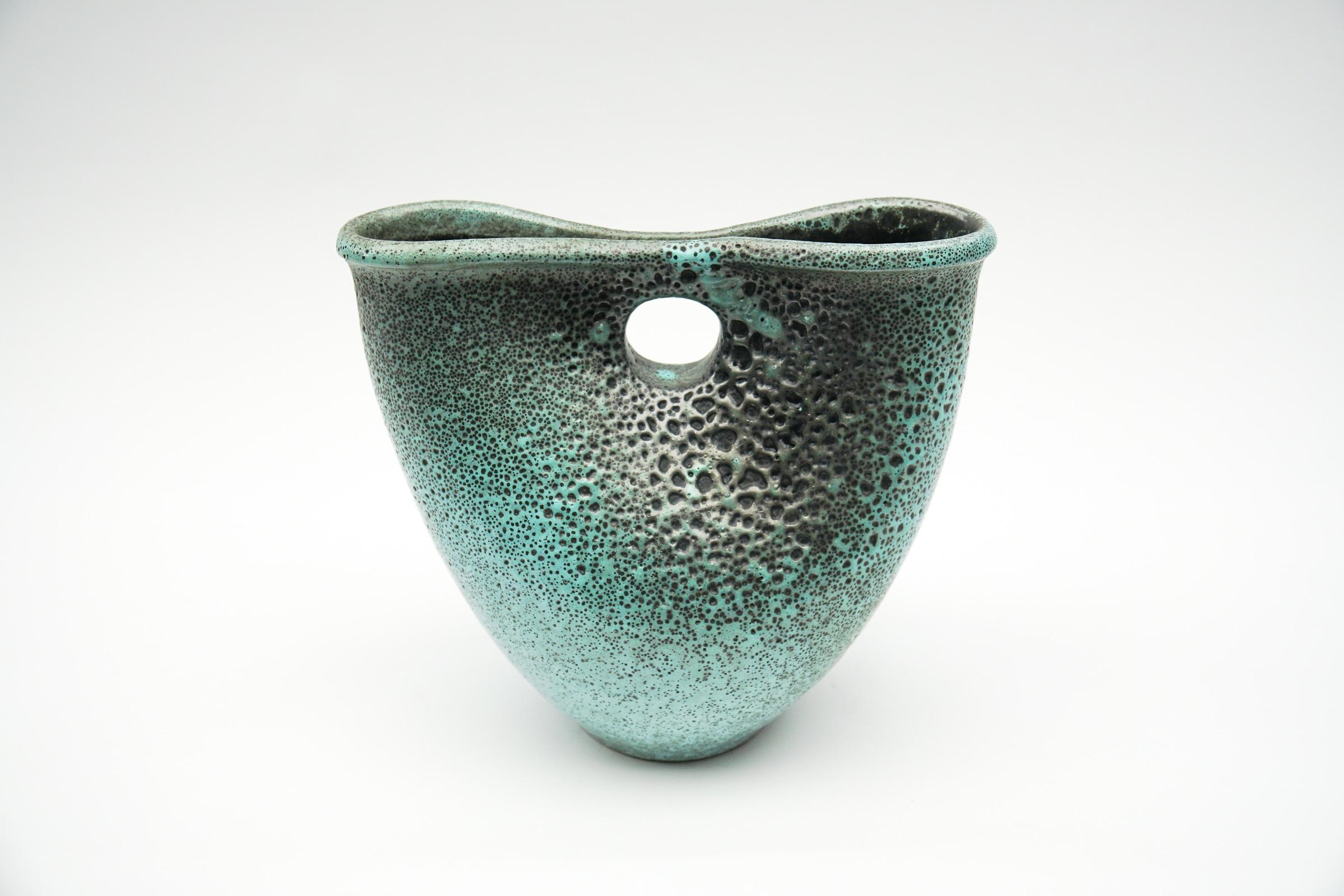 Mid-Century Modern Vase en céramique Lava Studio vert Hole par Wilhelm & Elly Kuch, années 1960, Allemagne en vente