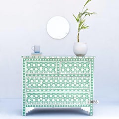 Commode à quatre tiroirs avec incrustation d'os et de fleurs en nid d'abeilles vertes par House of Jaipur