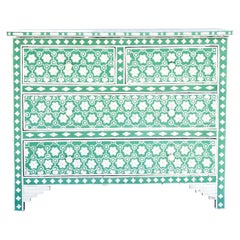 Commode à quatre tiroirs avec incrustation d'os et de fleurs en nid d'abeilles vertes par House of Jaipur