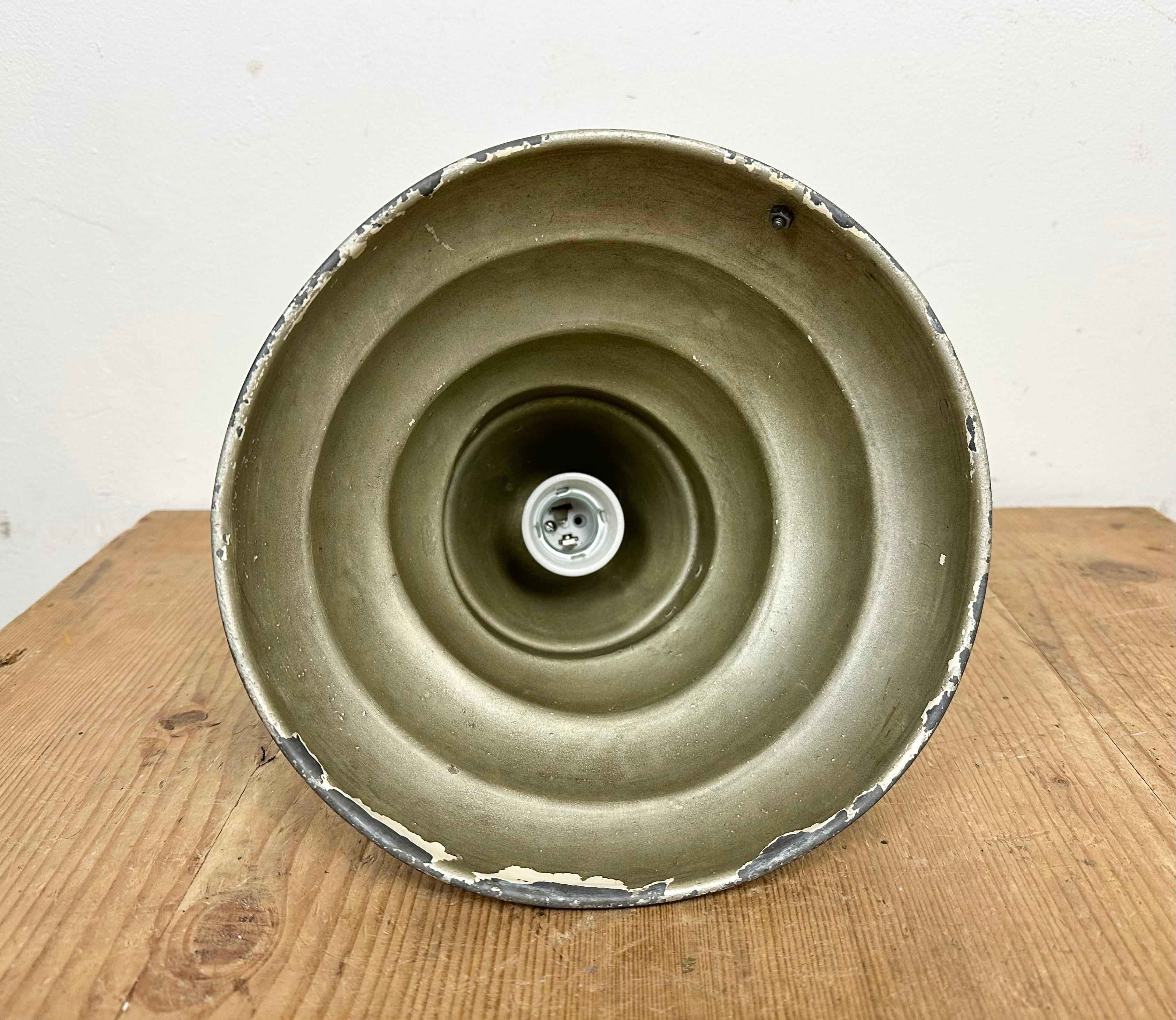 Hängeleuchte aus grünem Industrie Aluminium, 1970er-Jahre im Angebot 7