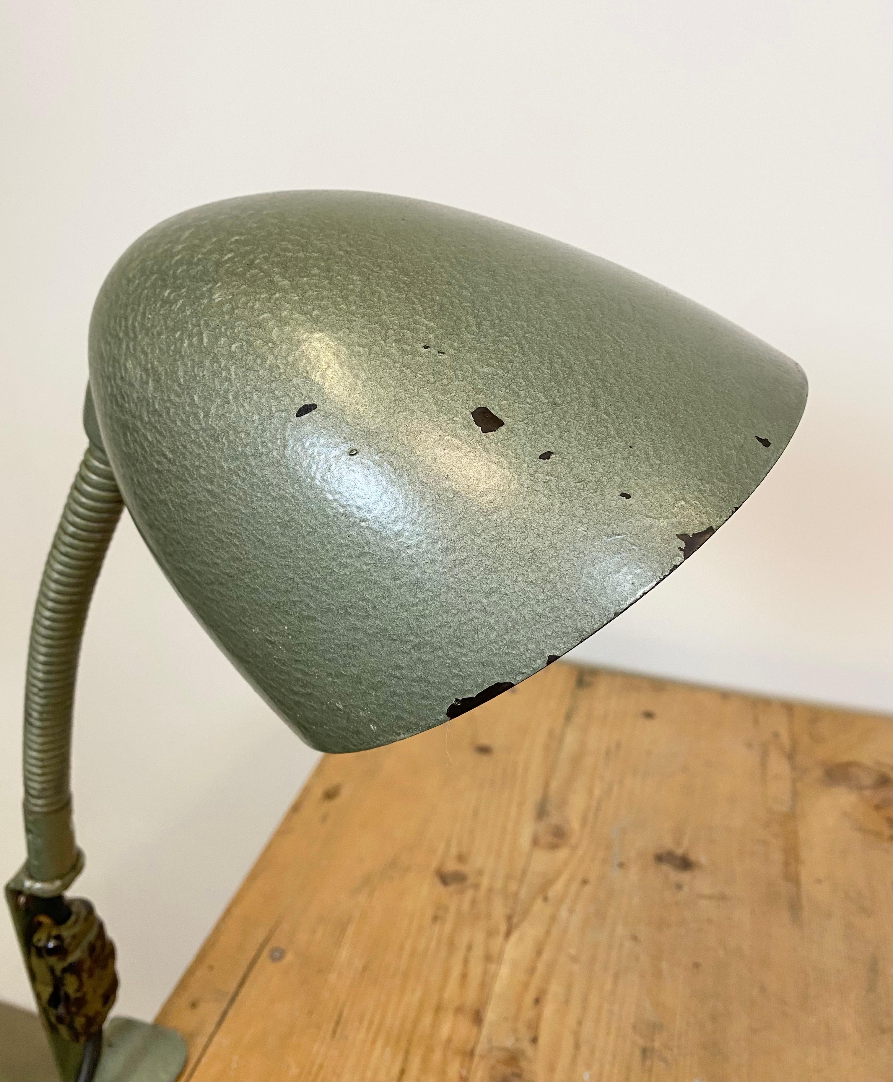 Lampe de bureau à col de cygne industriel en bakélite verte, années 1960 en vente 3