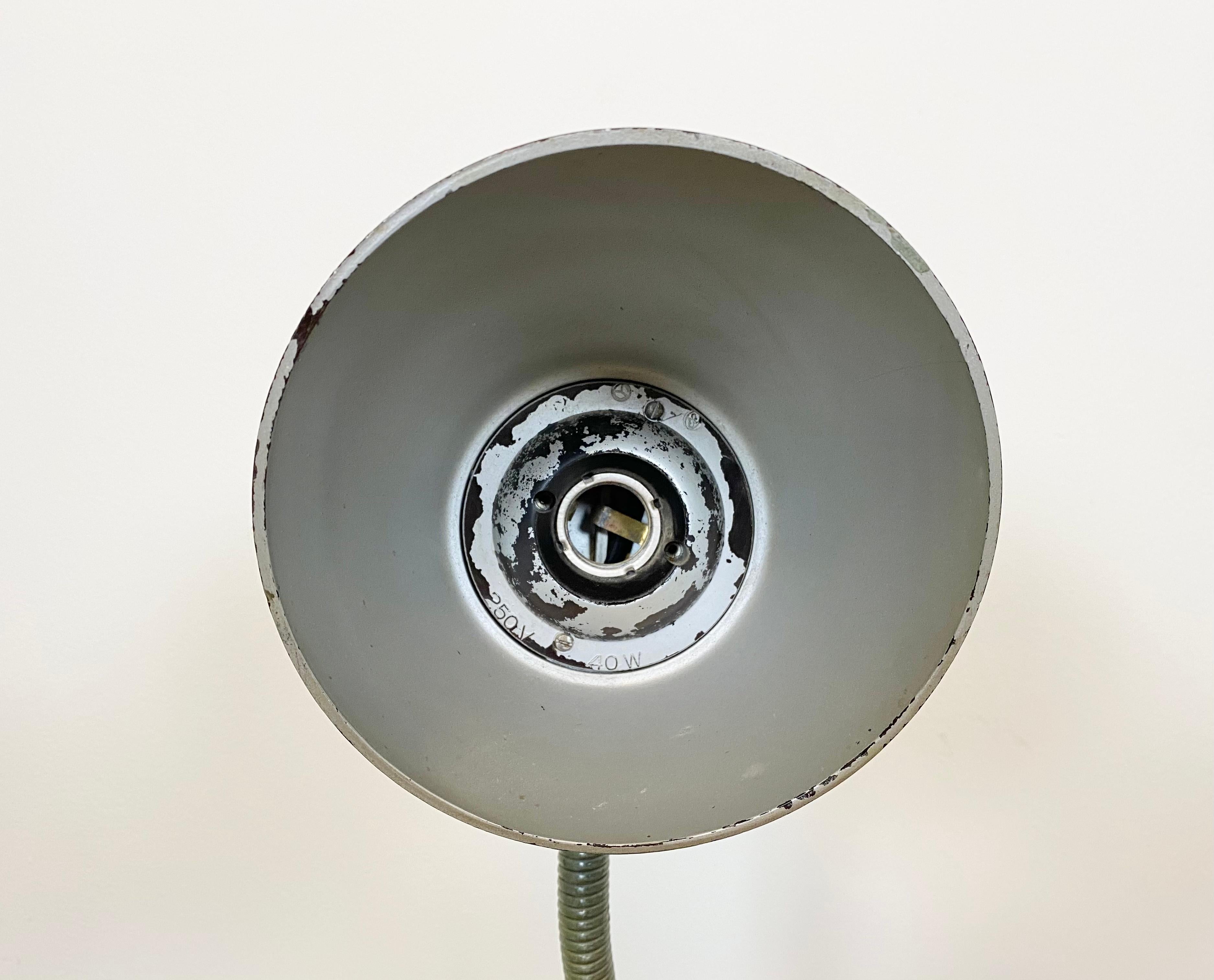 Green Industrial Bakelite Gooseneck Table Lamp, 1960s For Sale 6