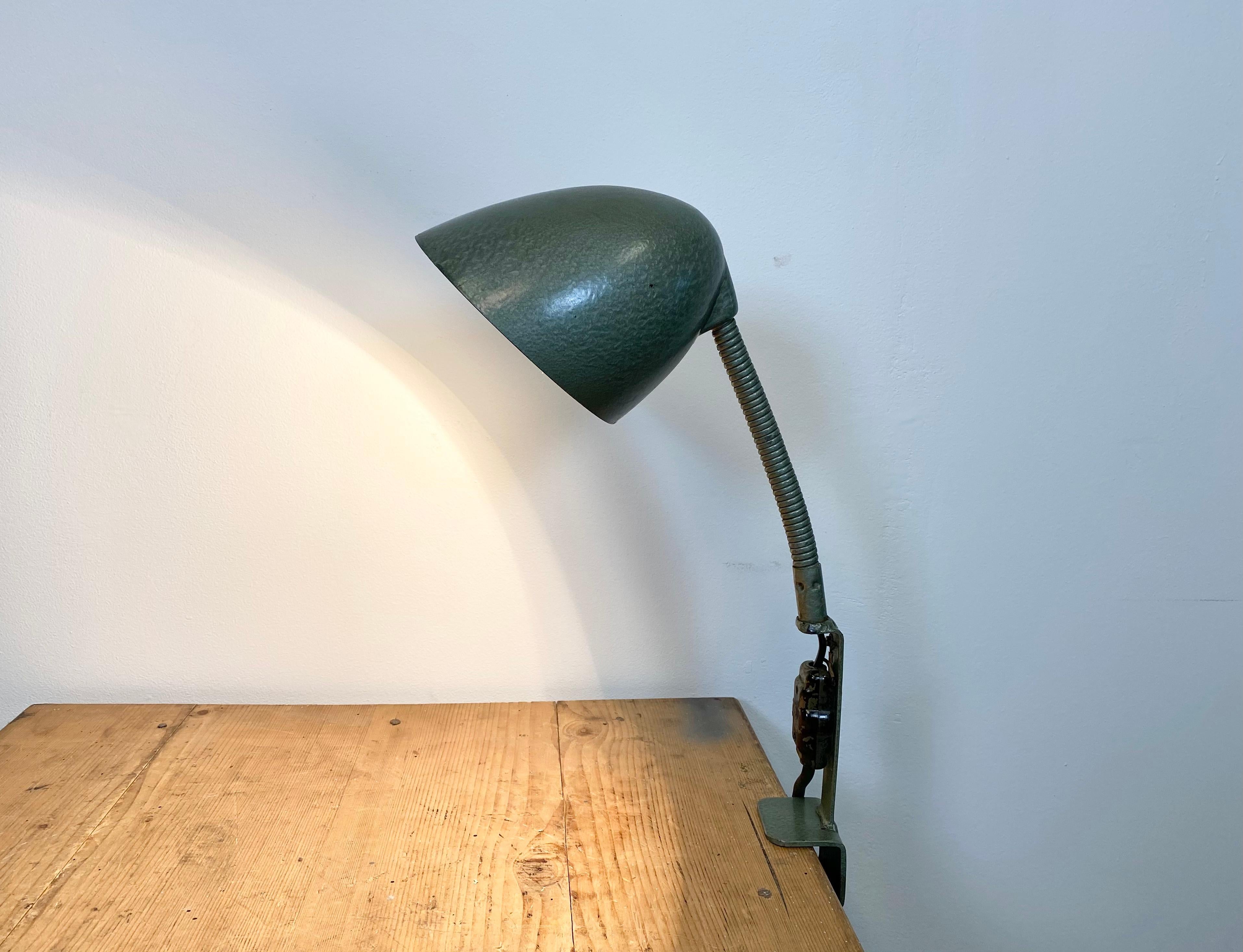 Lampe de bureau à col de cygne industriel en bakélite verte, années 1960 en vente 7