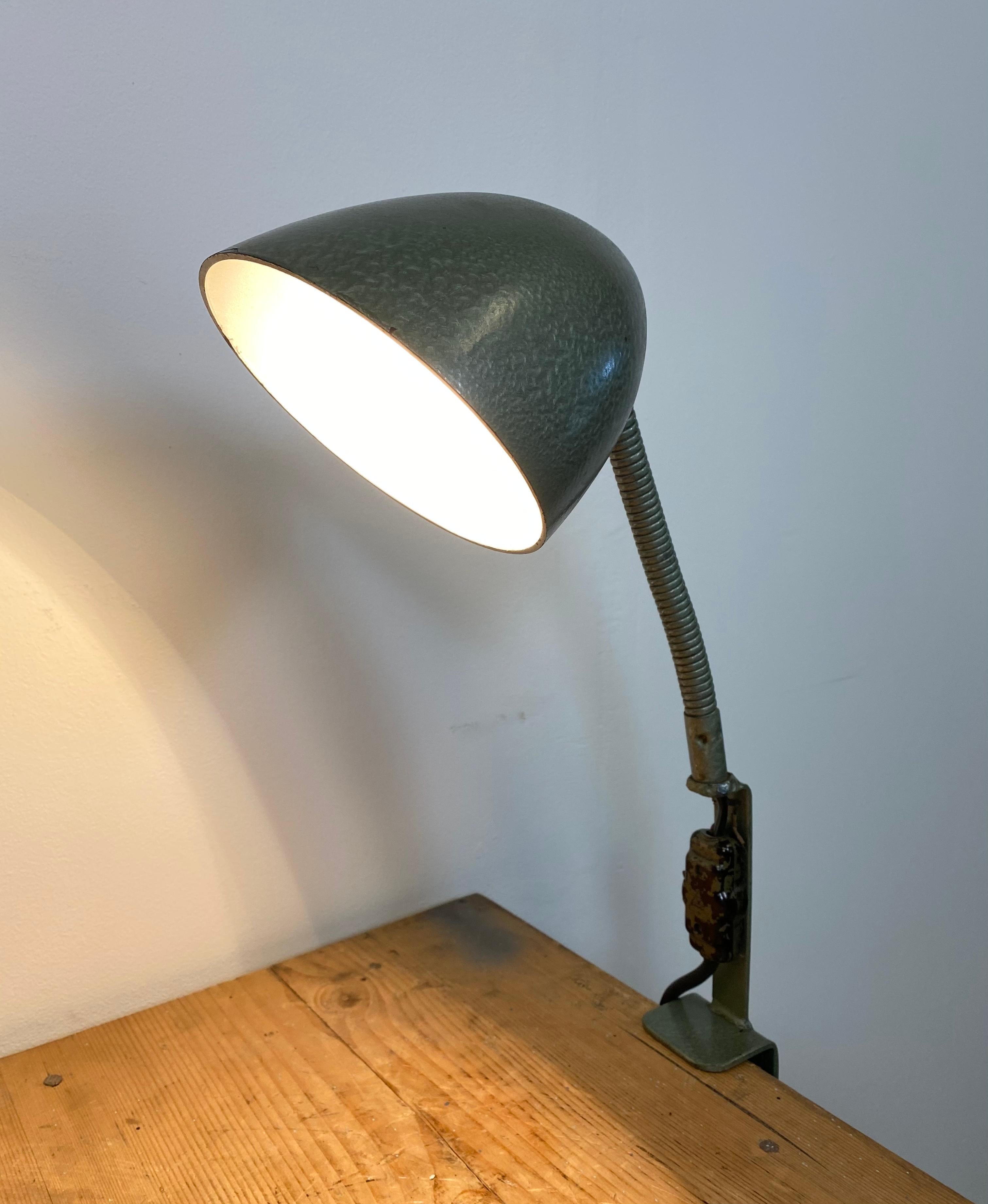 Lampe de bureau à col de cygne industriel en bakélite verte, années 1960 en vente 8