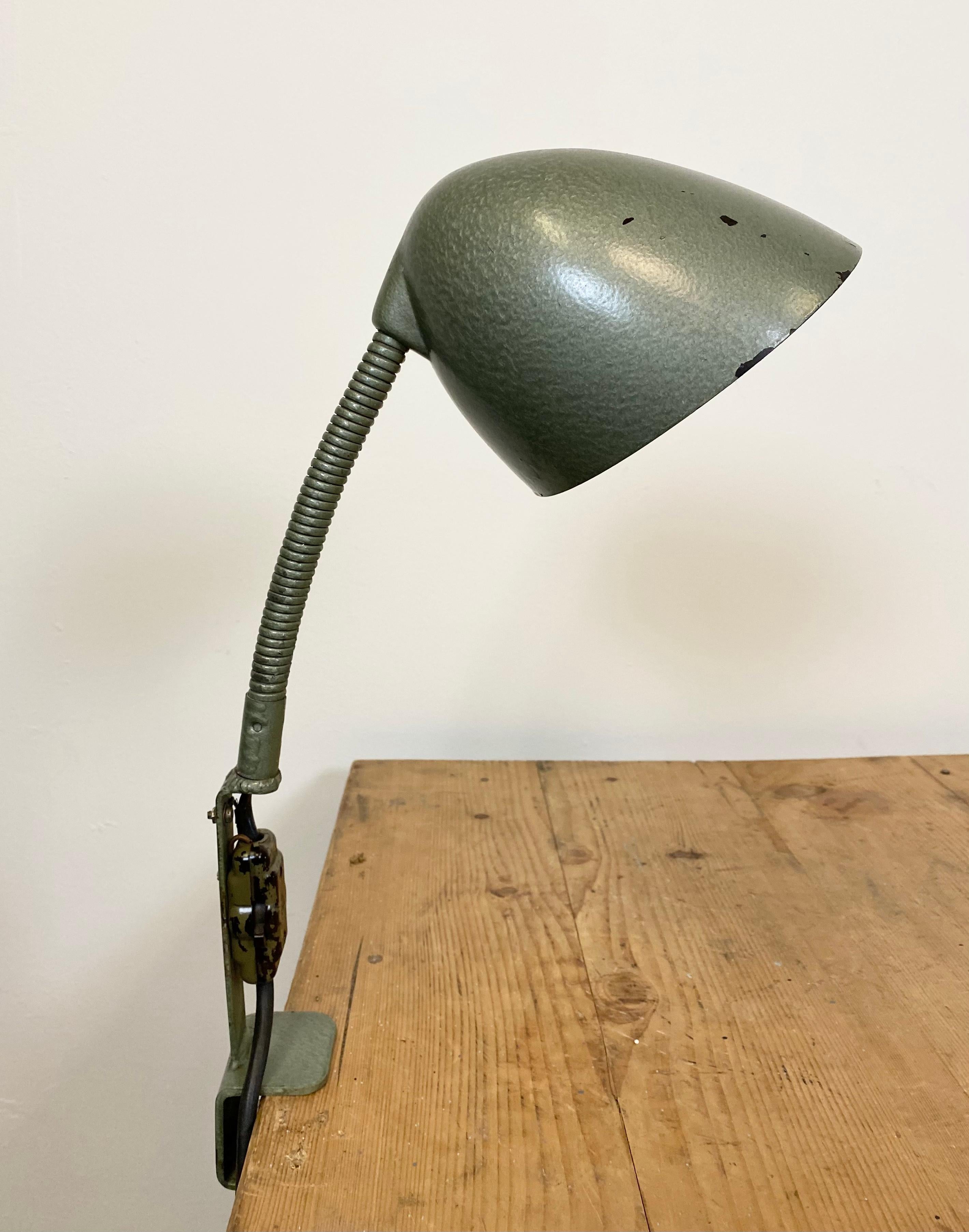 Lampe de bureau à col de cygne industriel en bakélite verte, années 1960 en vente 1