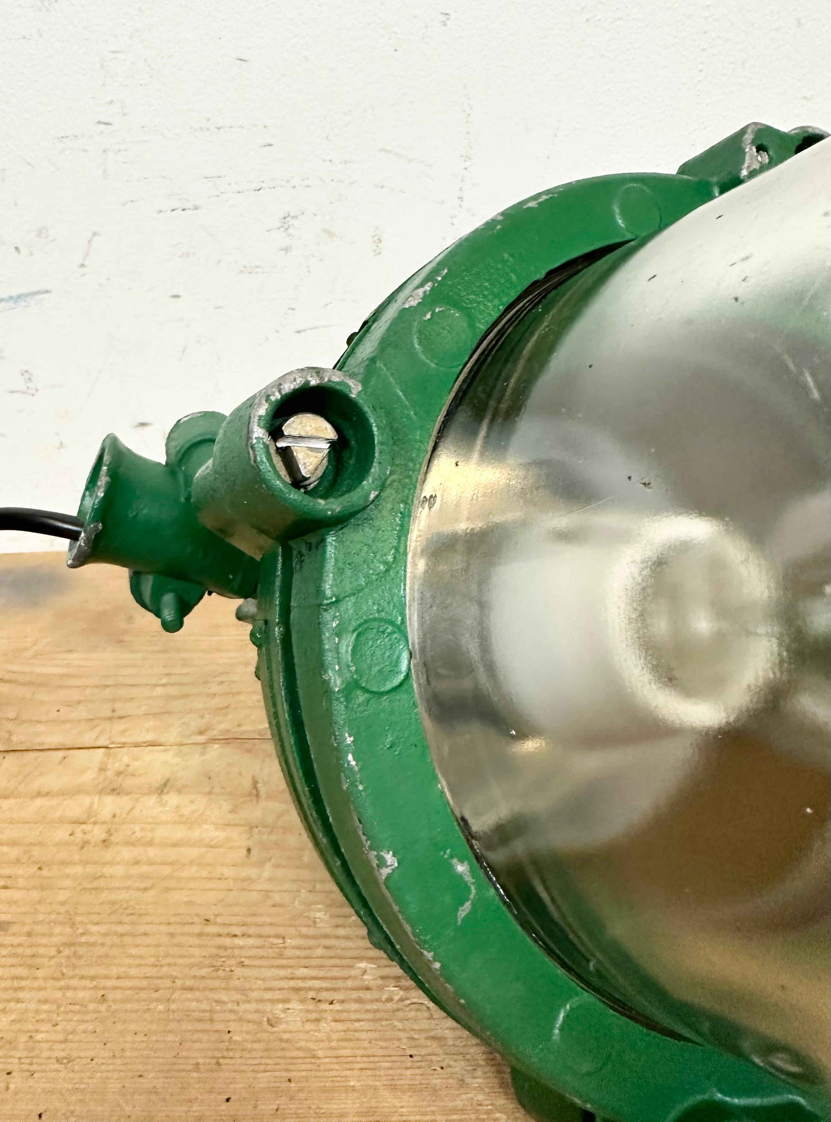 Green Industrial Cast Aluminium Explosion Proof Lamp, 1970s For Sale 11
