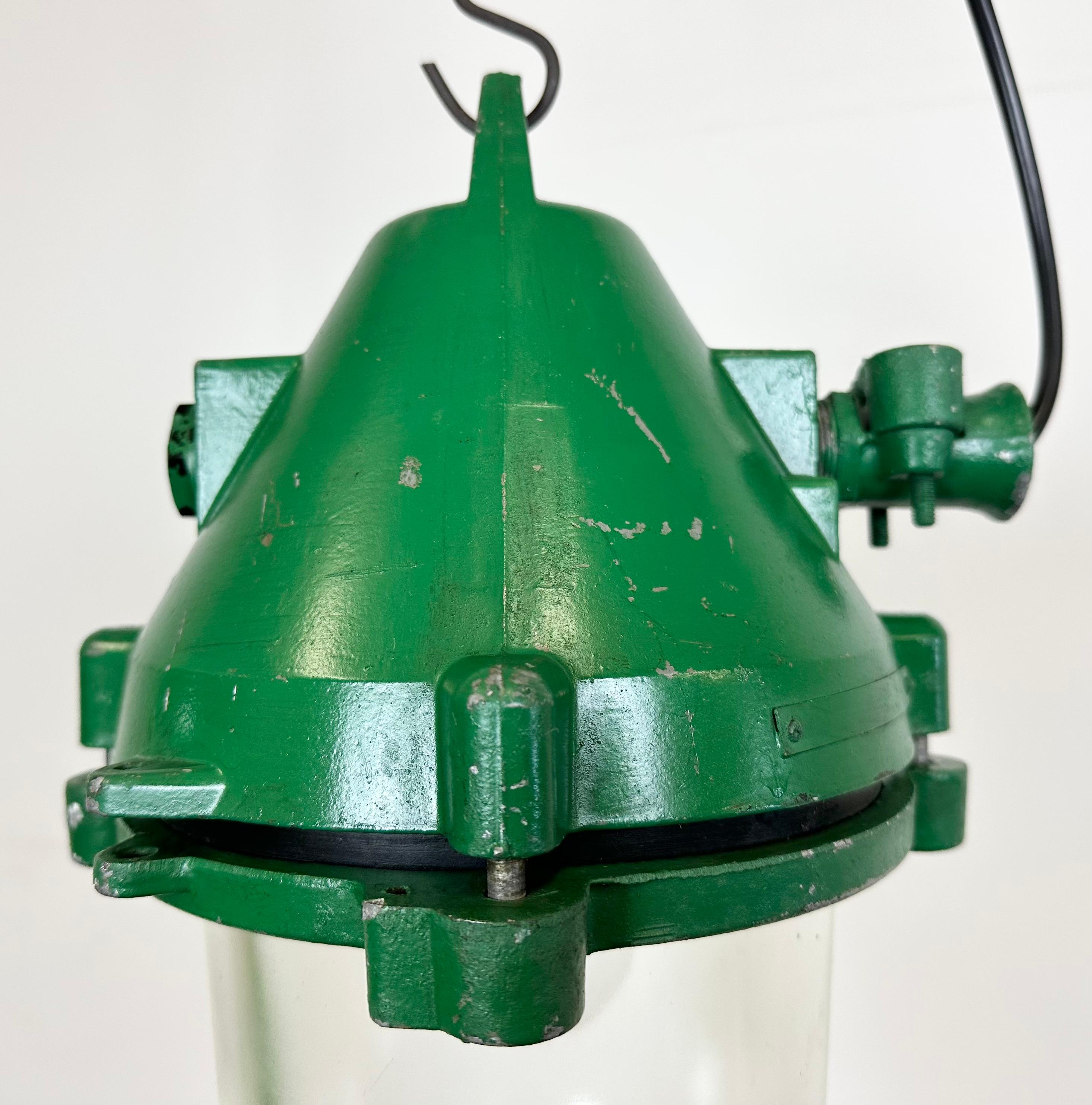 Tchèque Lampe d'extraction industrielle en fonte d'aluminium verte, années 1970 en vente