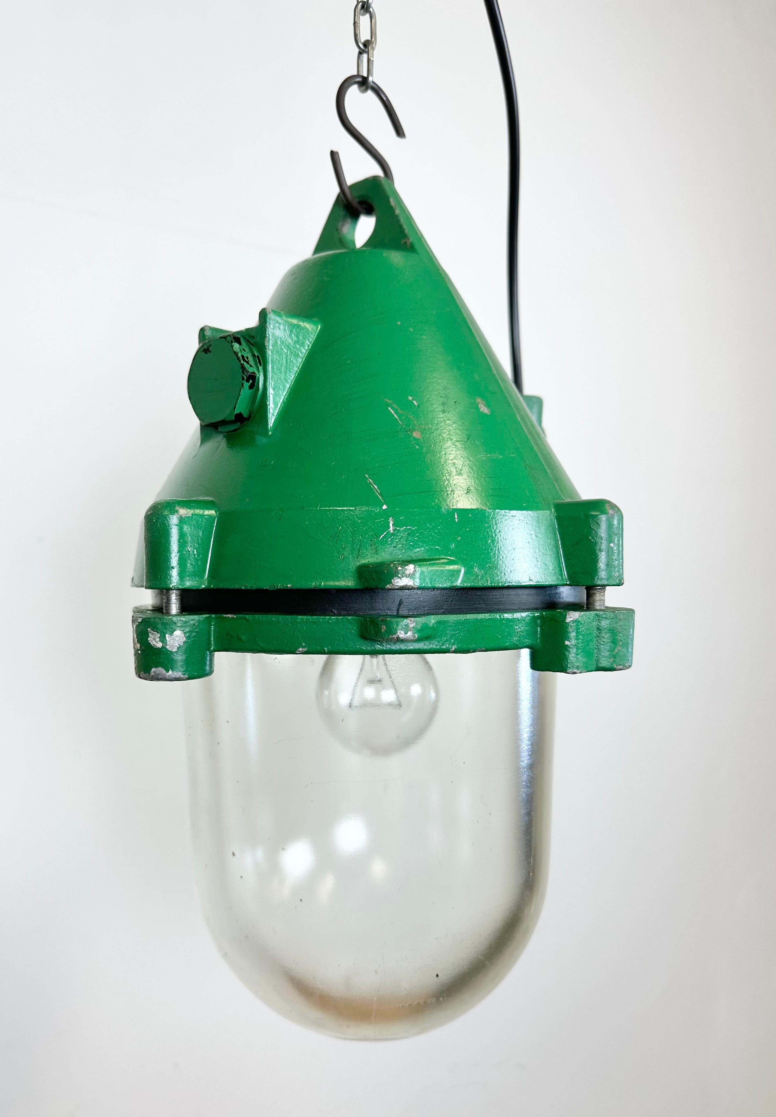 Aluminium Lampe d'extraction industrielle en fonte d'aluminium verte, années 1970 en vente