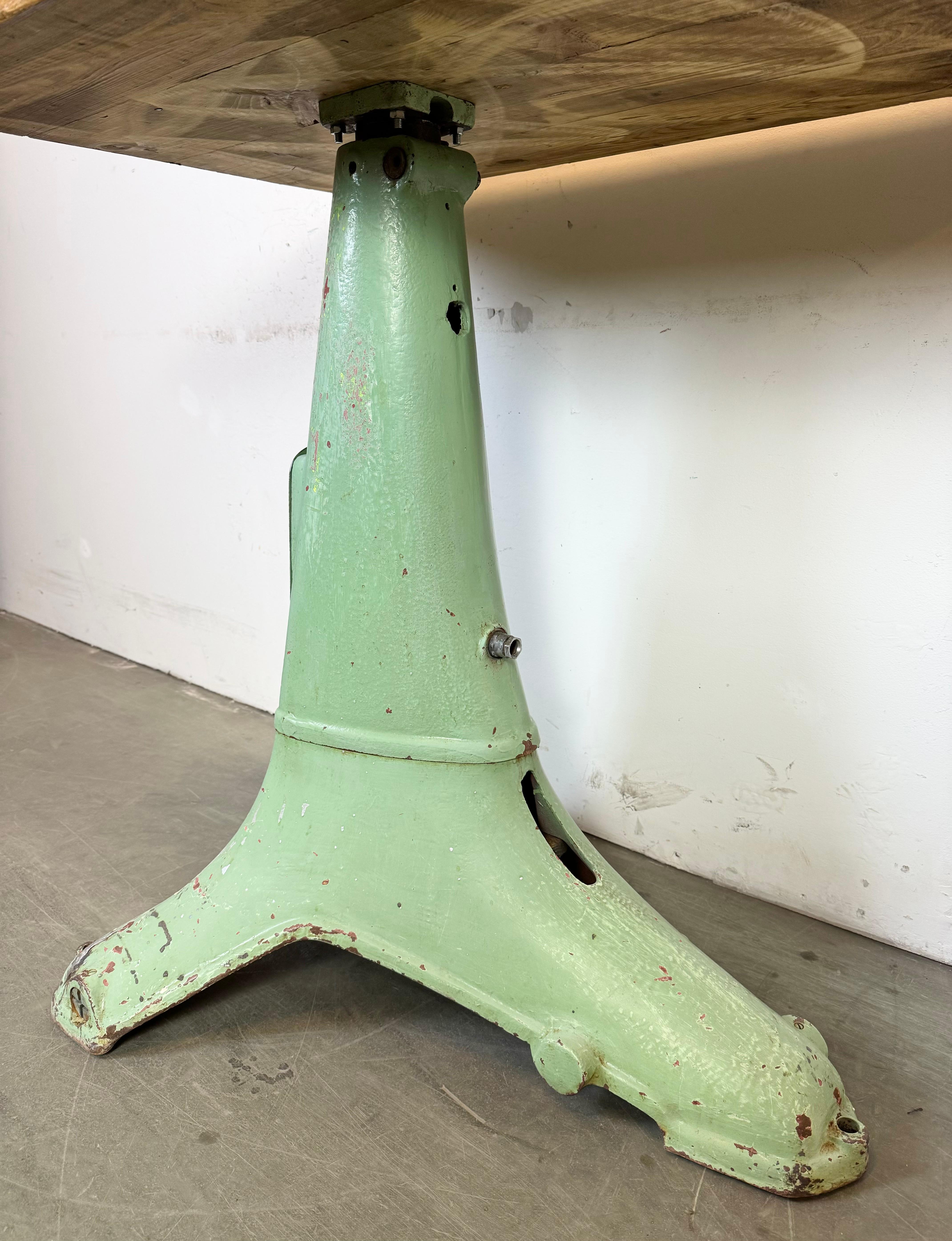 Table industrielle verte, années 1960 en vente 2