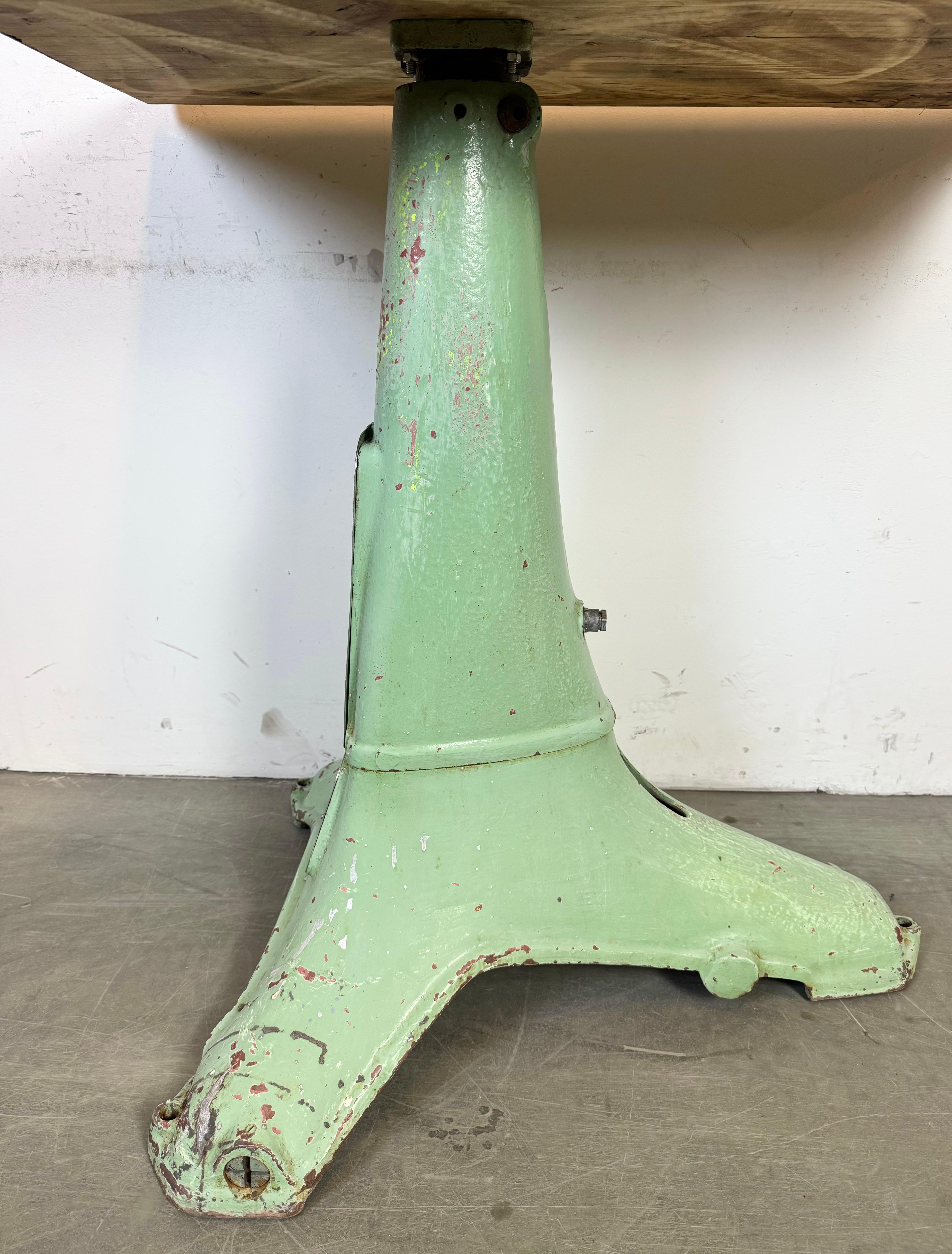 Table industrielle verte, années 1960 en vente 4