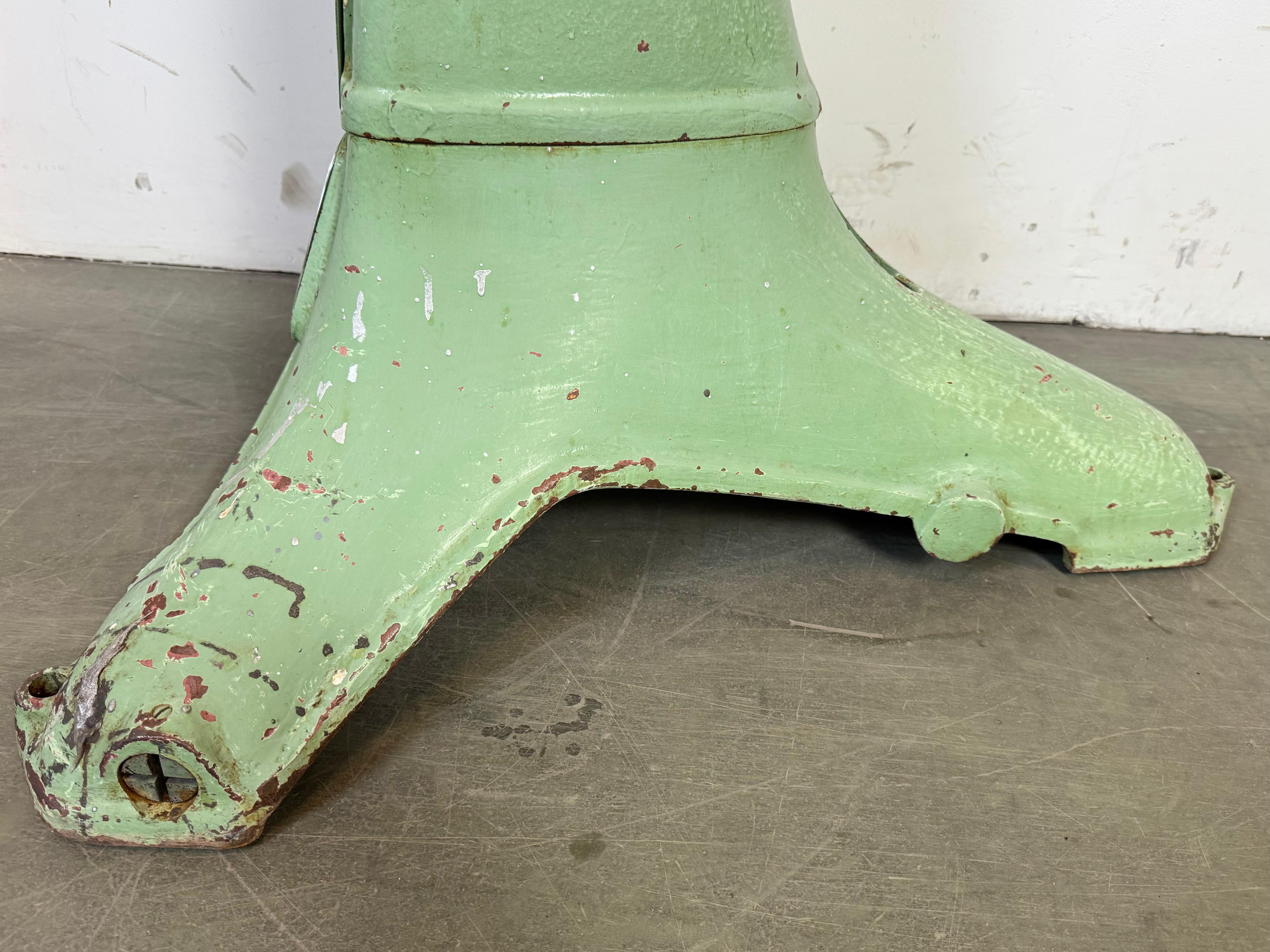 Table industrielle verte, années 1960 en vente 5