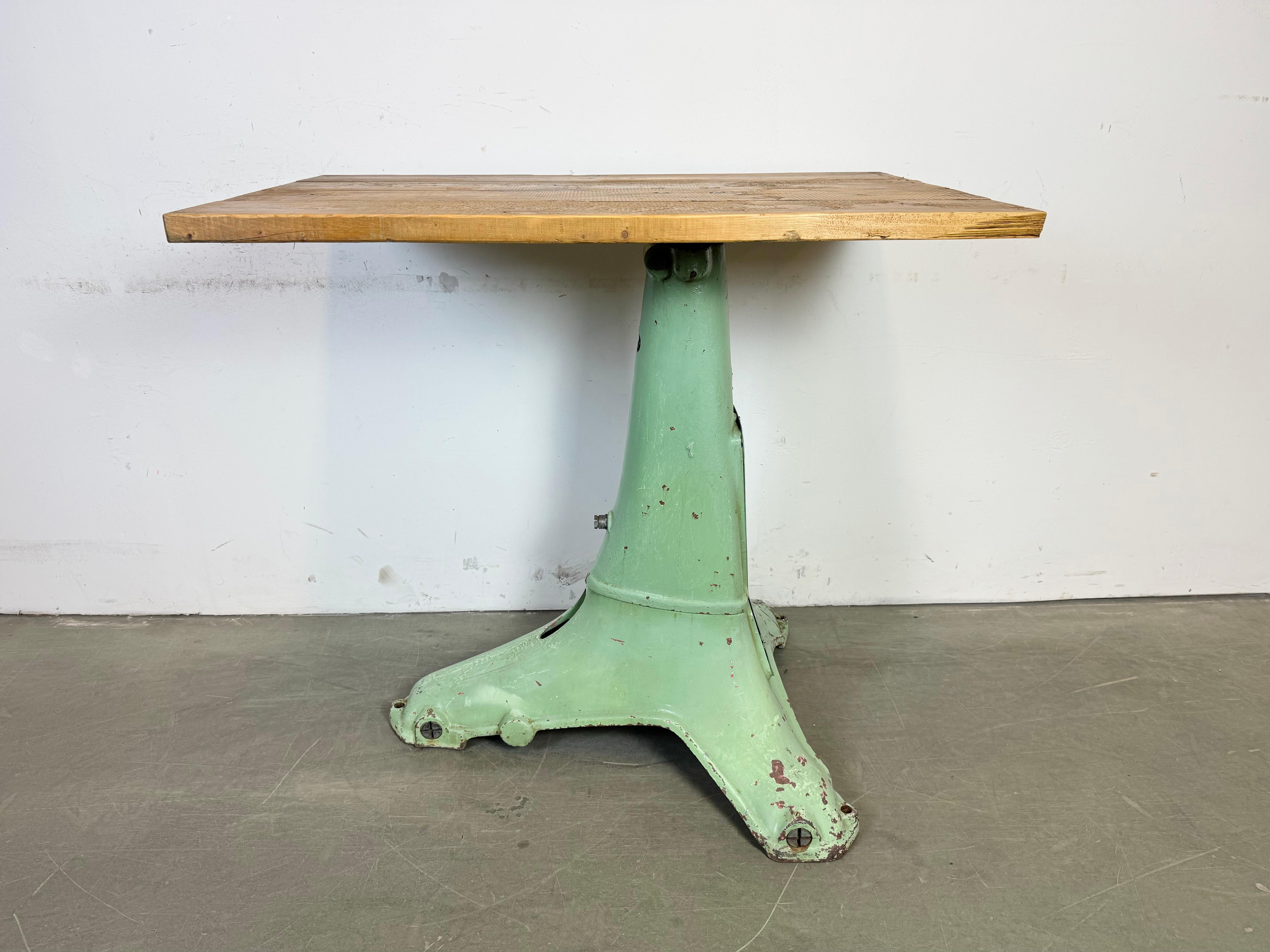 Table industrielle verte, années 1960 en vente 8